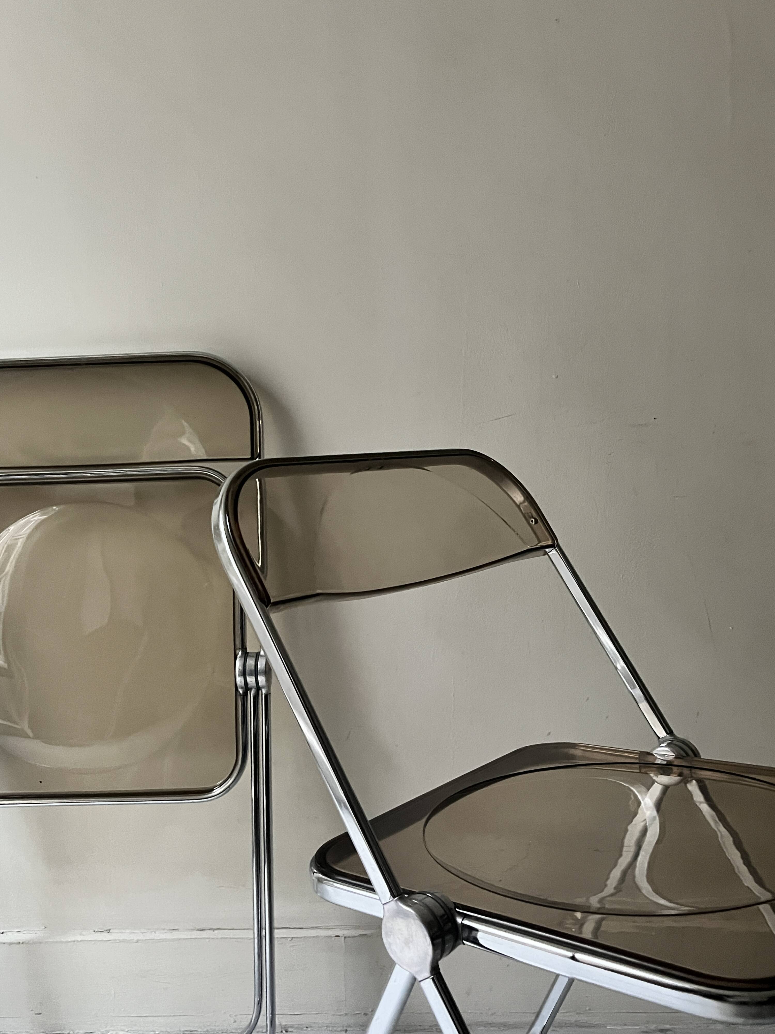 Chaise pliante en plexiglas et chrome, modele Plia de Giancarlo Piretti éd.Castelli, design 70