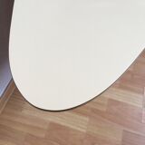 Table basse ovale stratifiée piètement en chêne réalisée par un mesuisier