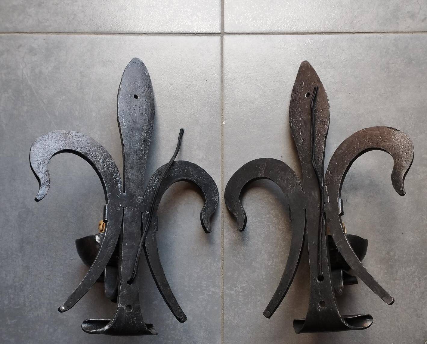 Brutalist iron wall light "fleur de lys"