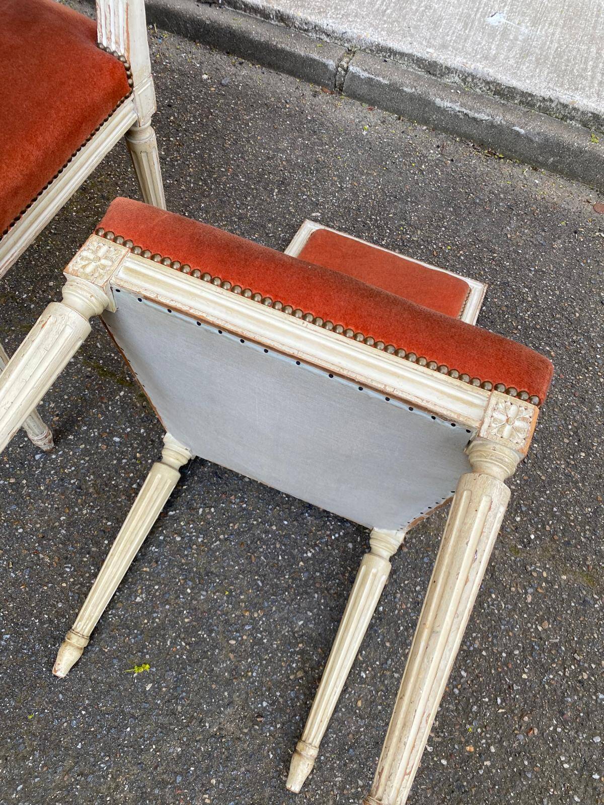2 Louis XVI chairs in solid wood and orange velvet.