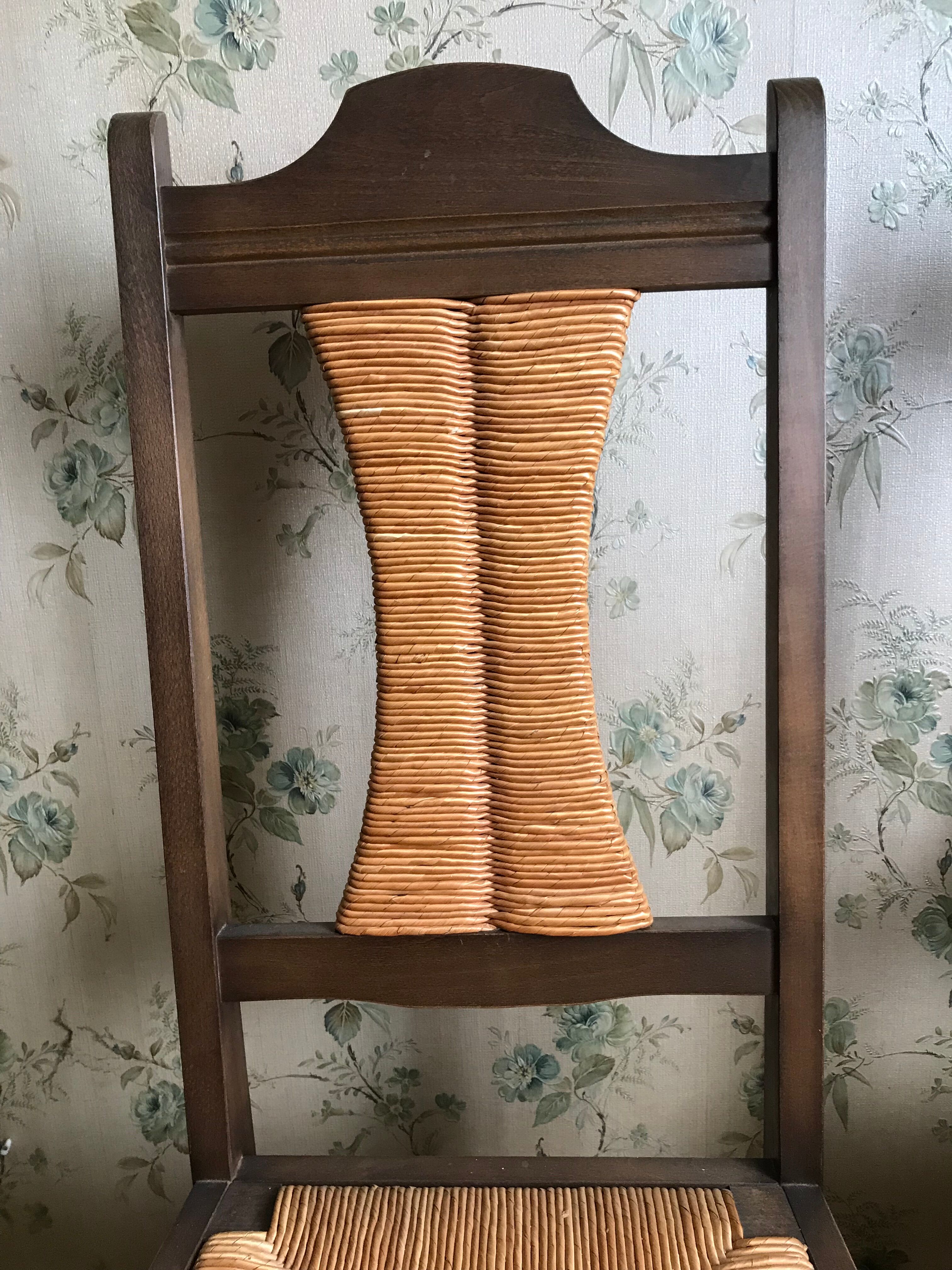 Solid chene chairs with straw seat