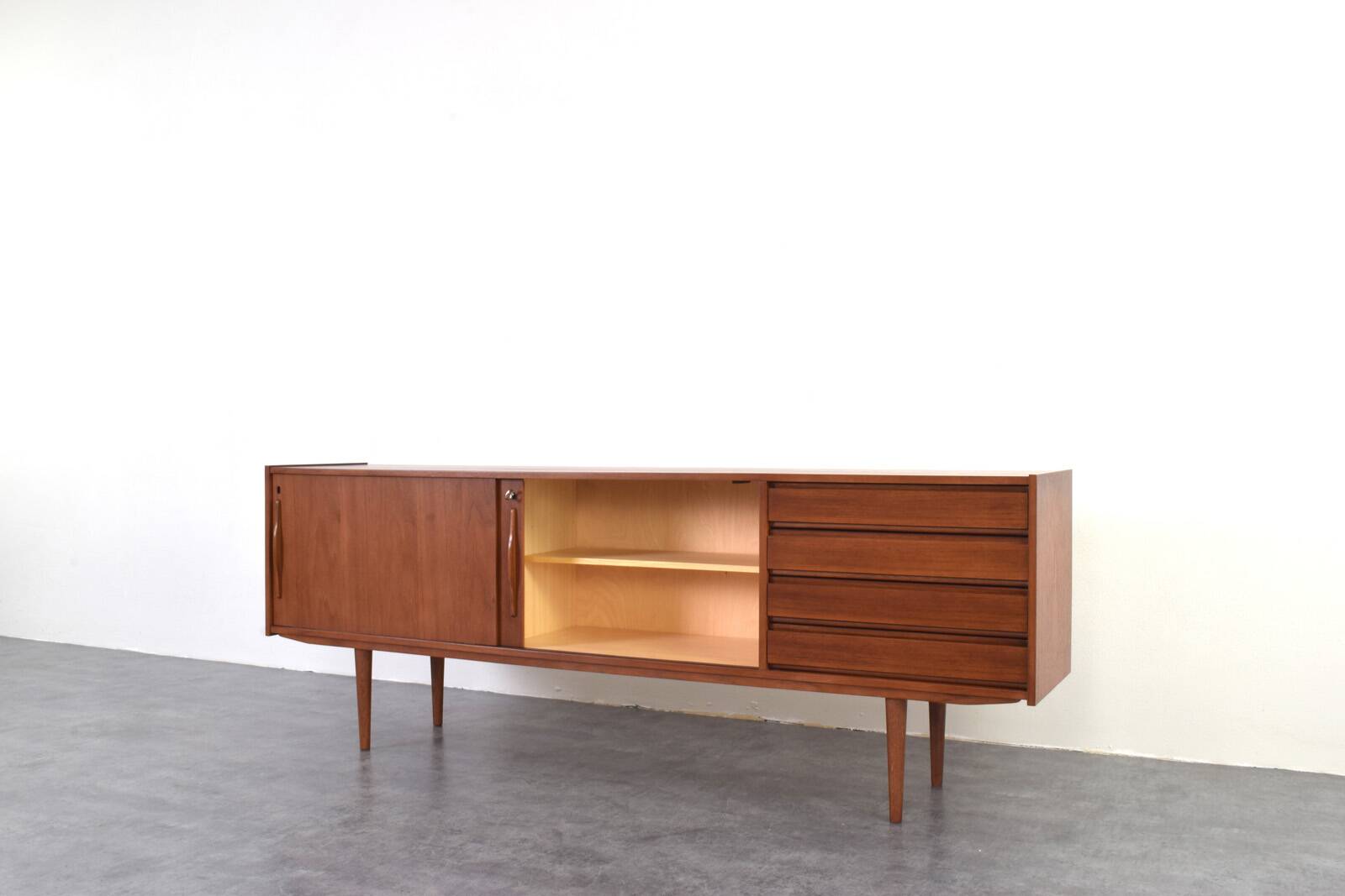 Buffet en teck danois du milieu du siècle, années 1960.