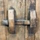 Ancienne porte en bois avec son encadrement