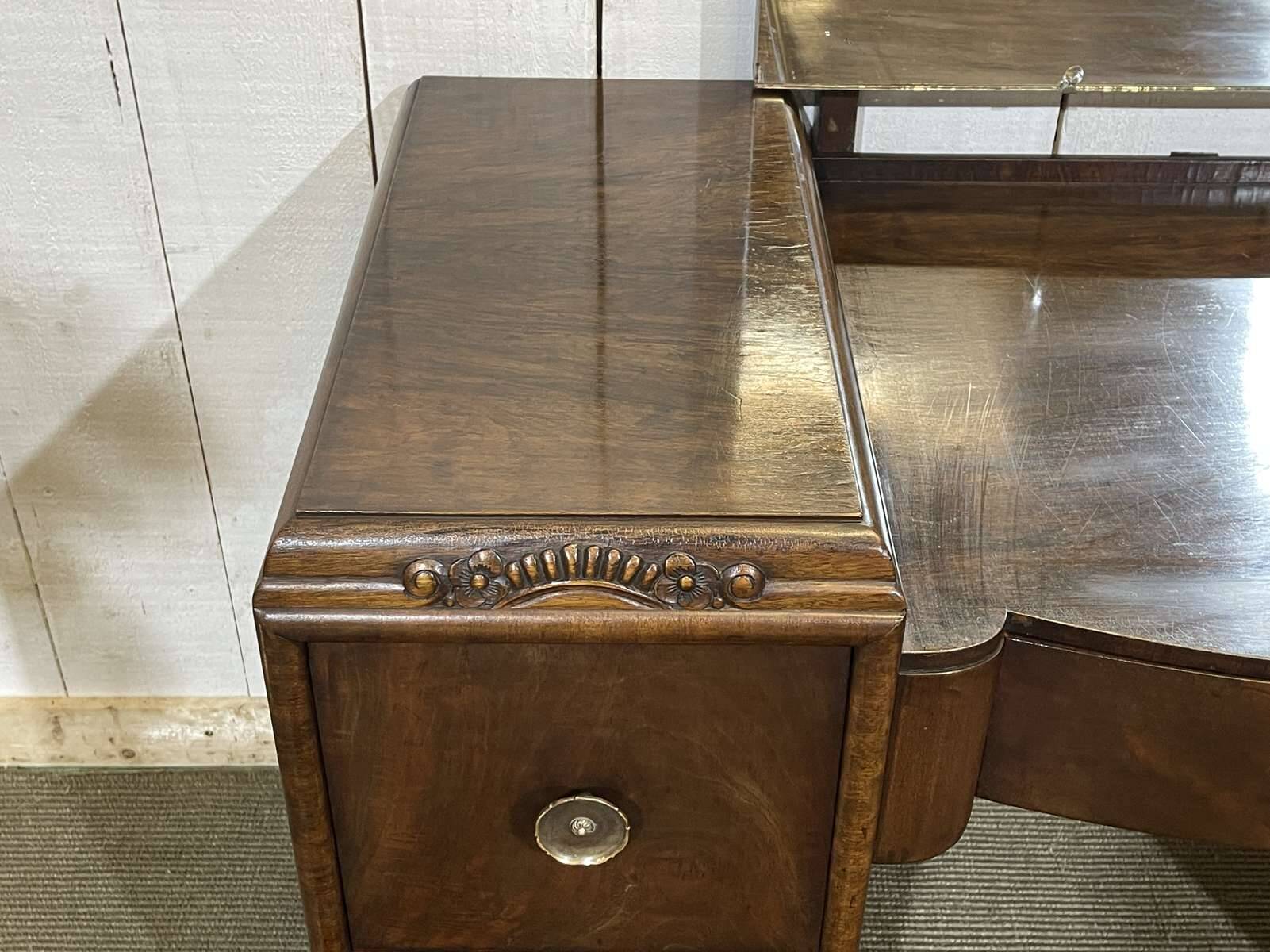 Art Deco English hairdresser in walnut from the 1930s.
