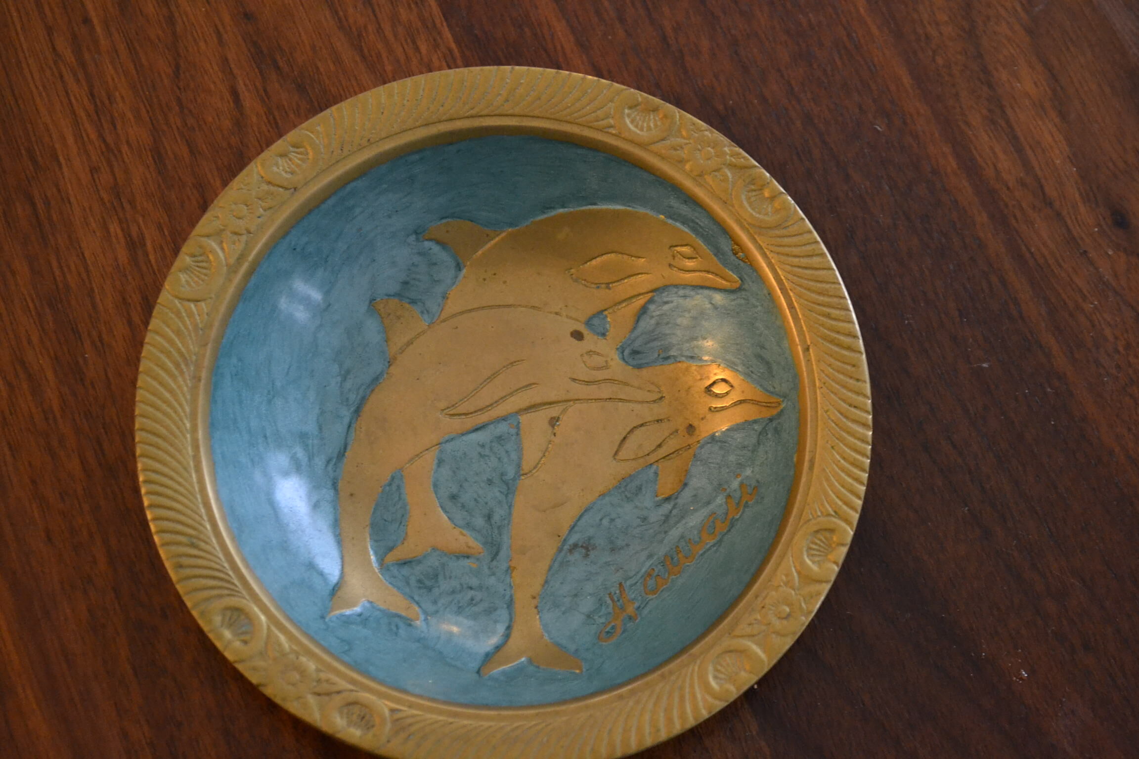 Empty pocket in brass dolphins design