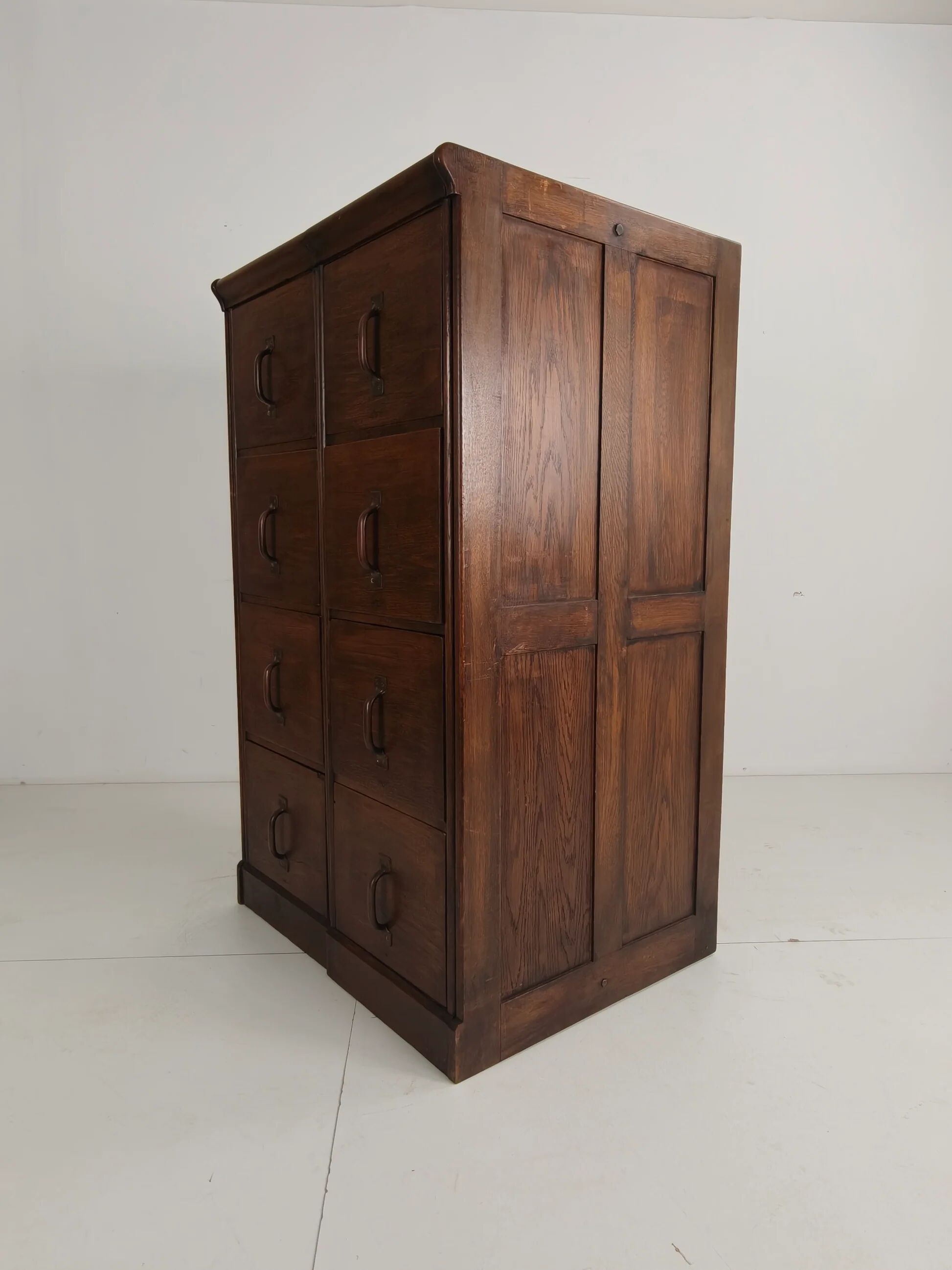Armoire à archives double en chêne massif – Pays-Bas, 1920–1940