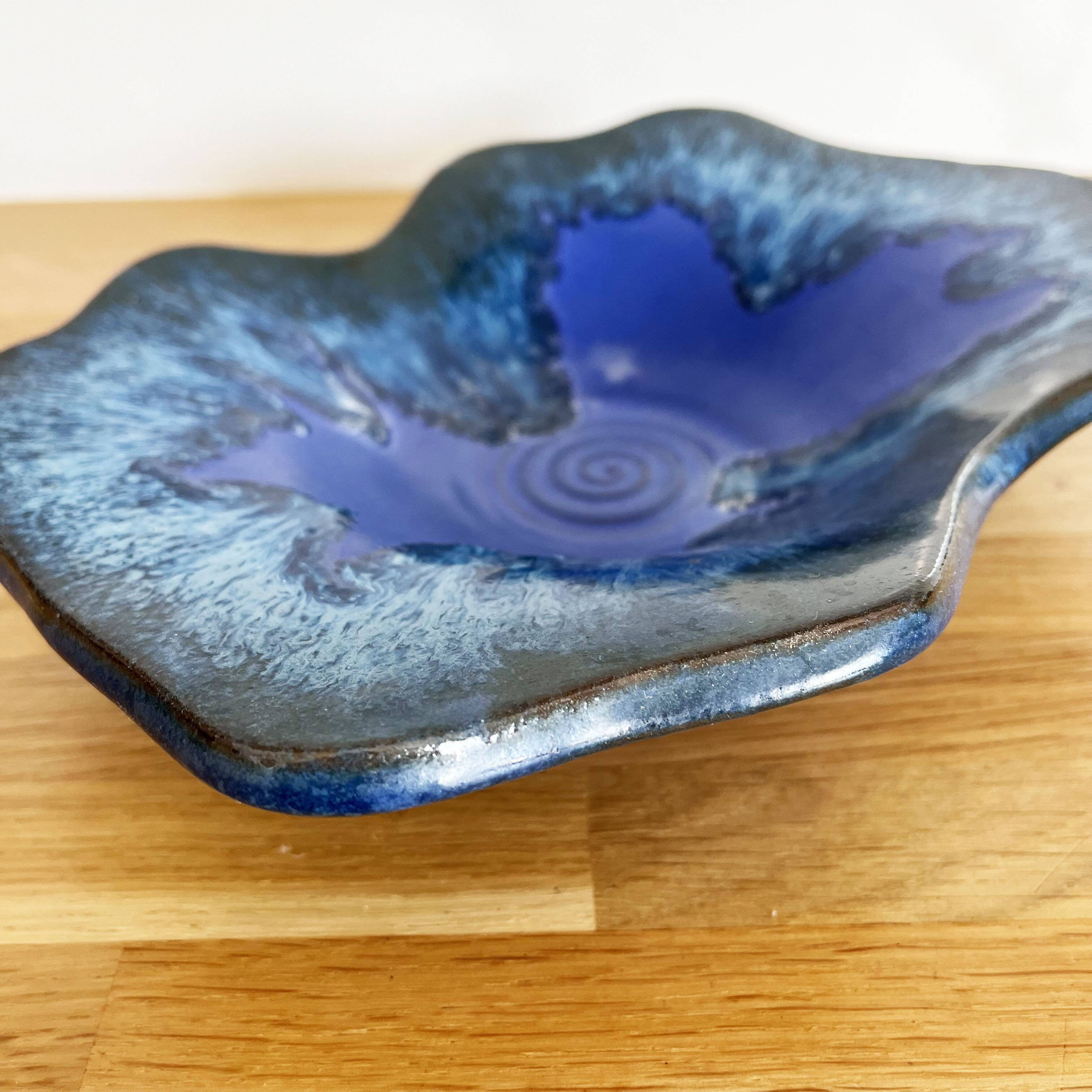 Grand vide poche en céramique bleu vintage