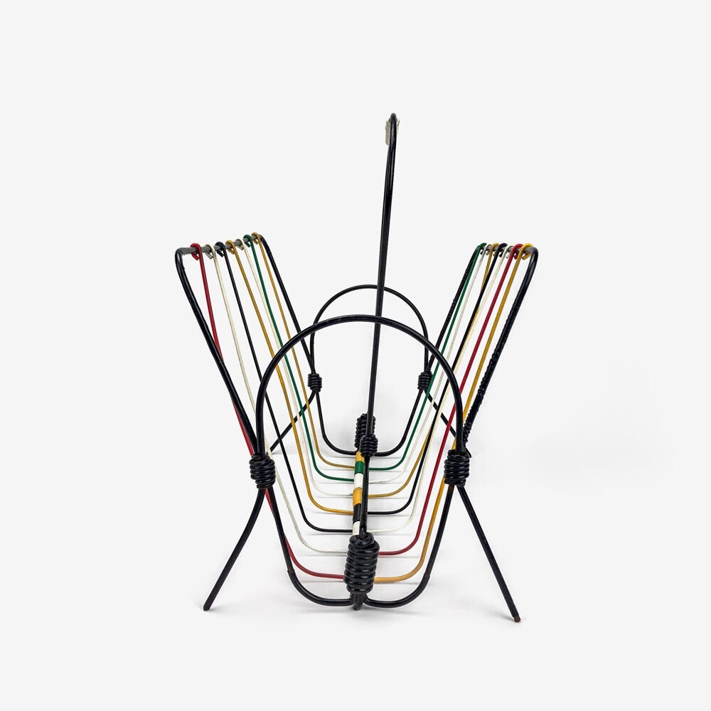 Multicolored scoubidou magazine holders