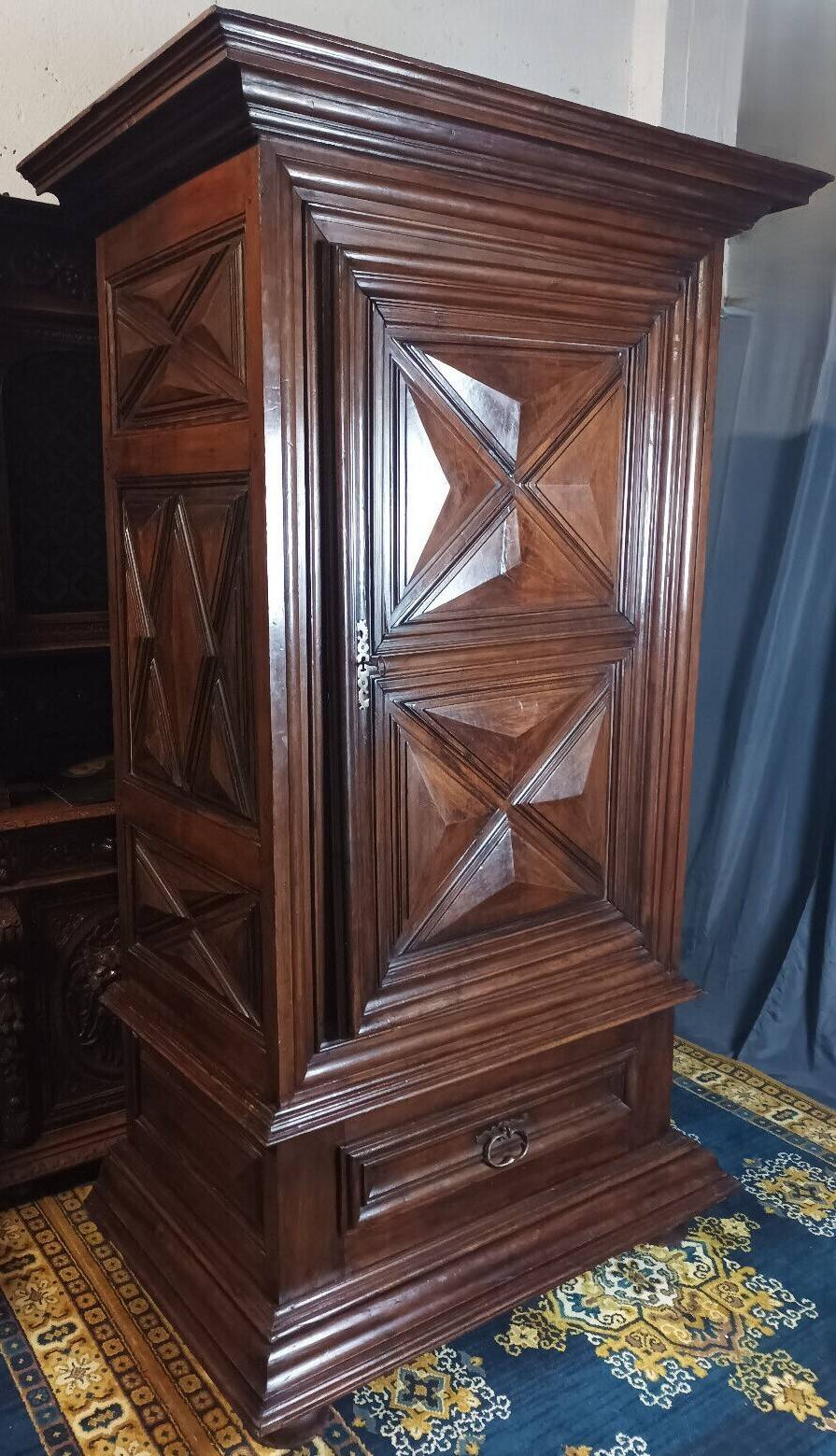 Standing man from the Louis XIII era in walnut with a diamond point.