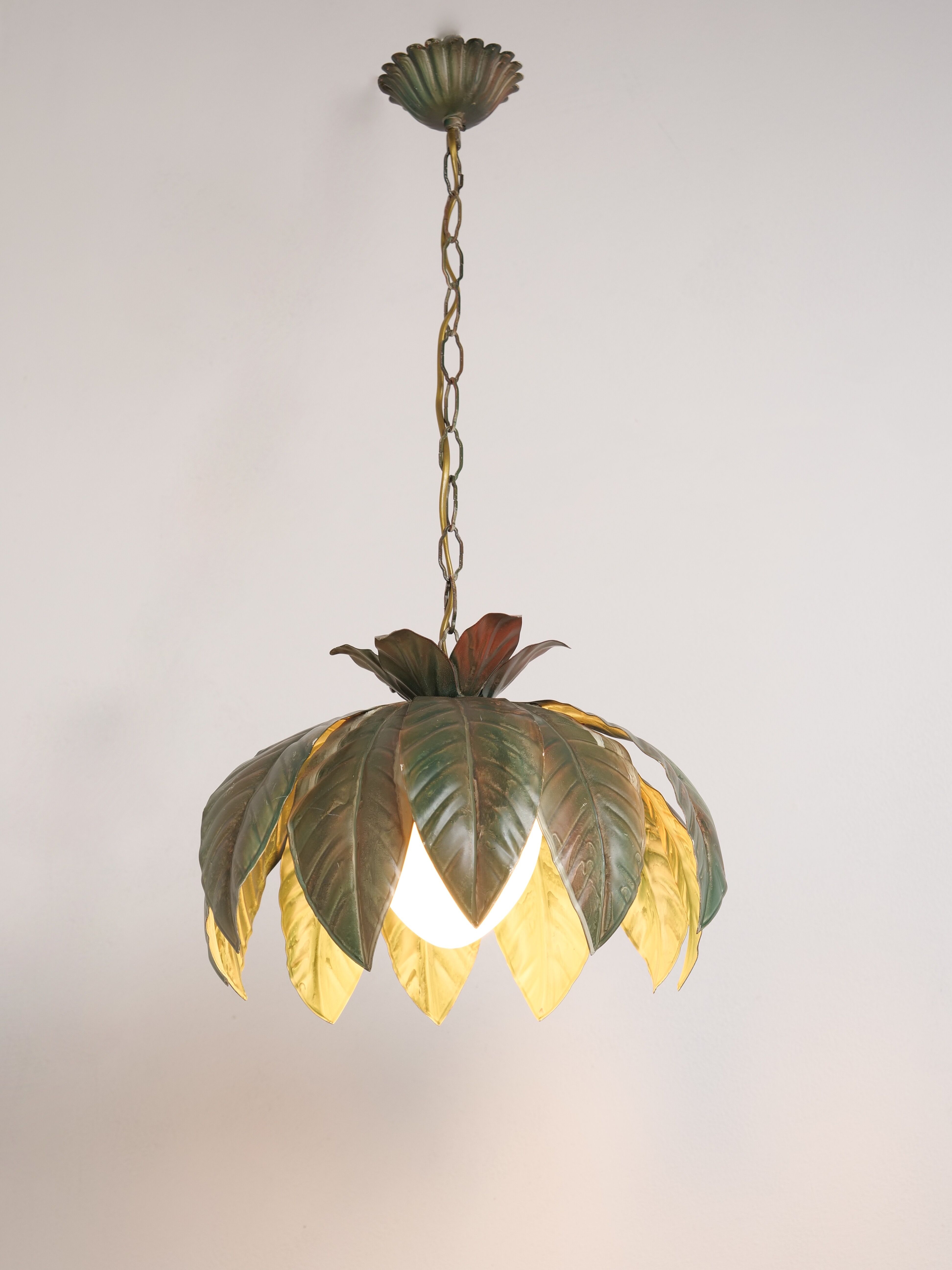 Suspension vegetal pattern green leaves