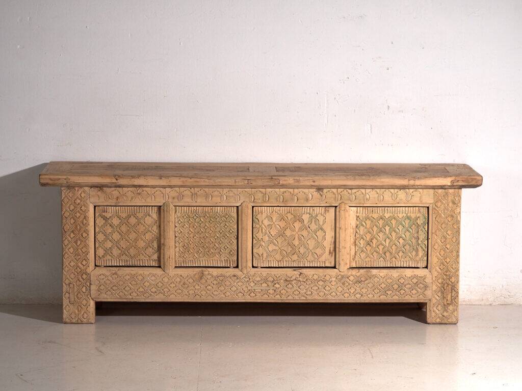 Buffet bas ancien sculpté en bois de sapin – Chine, vers 1900