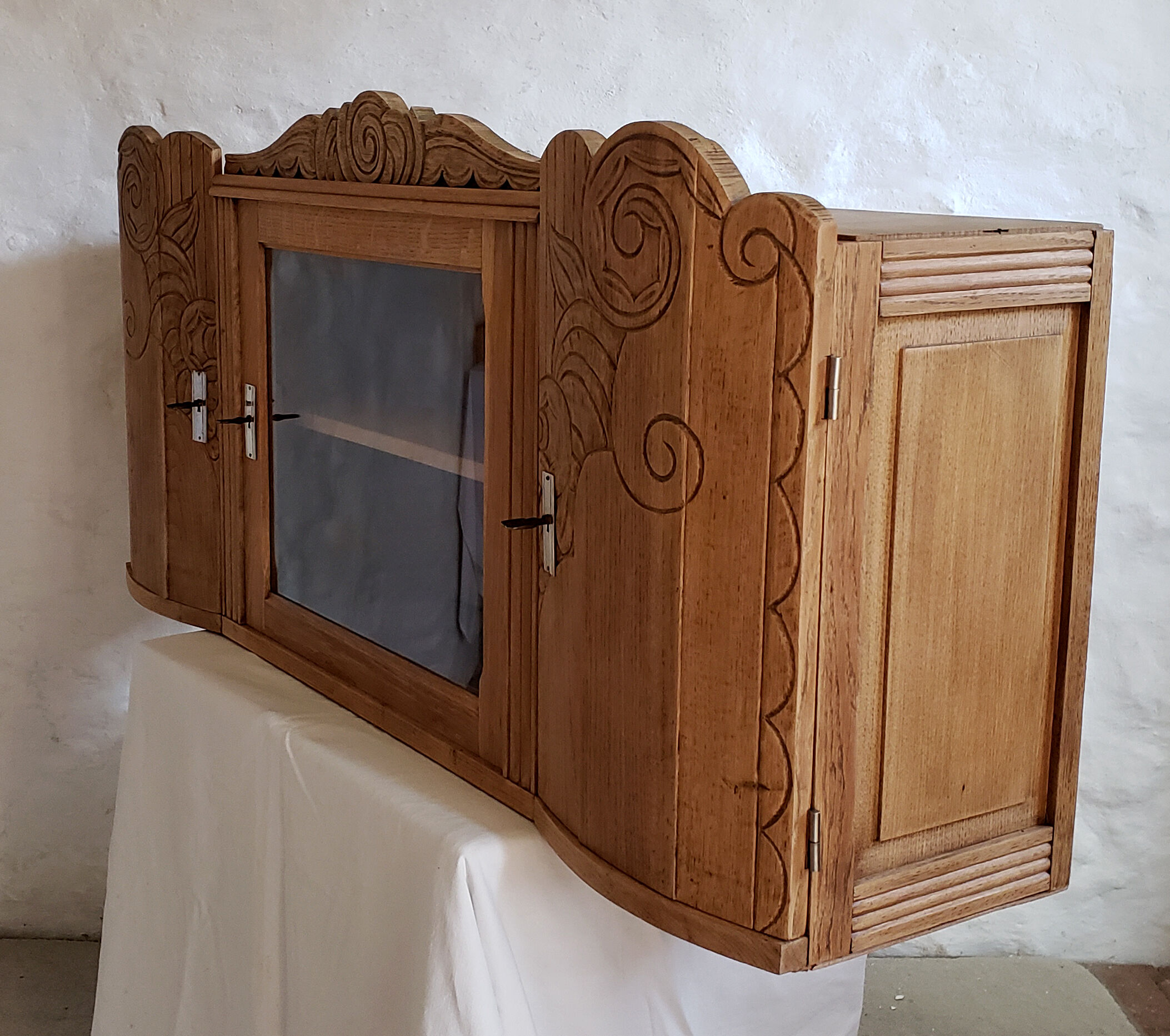 Art-deco wall showcase in raw oak