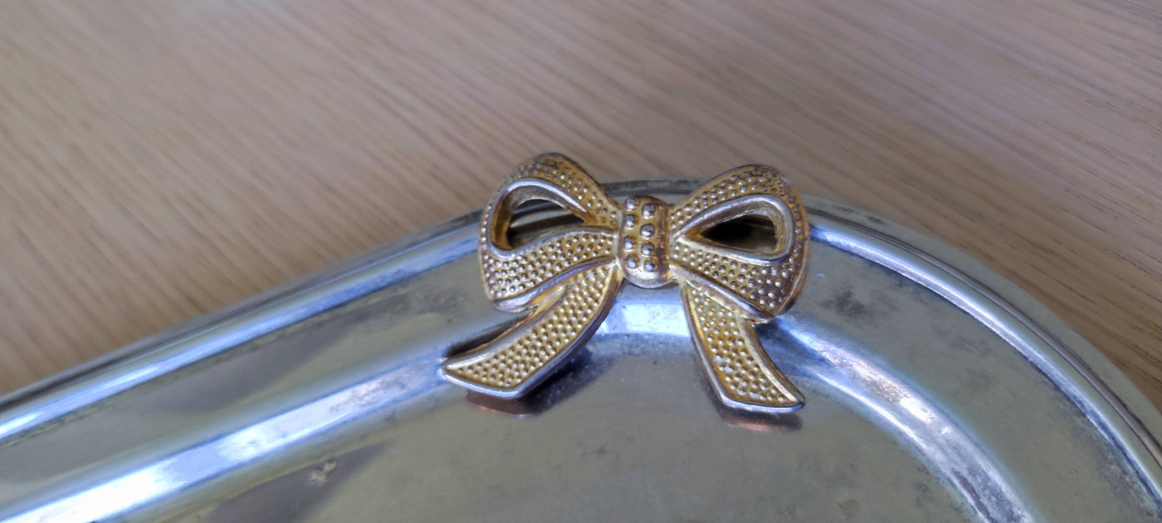 Plateau en métal avec noeud