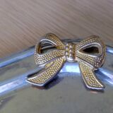 Metal tray with knot