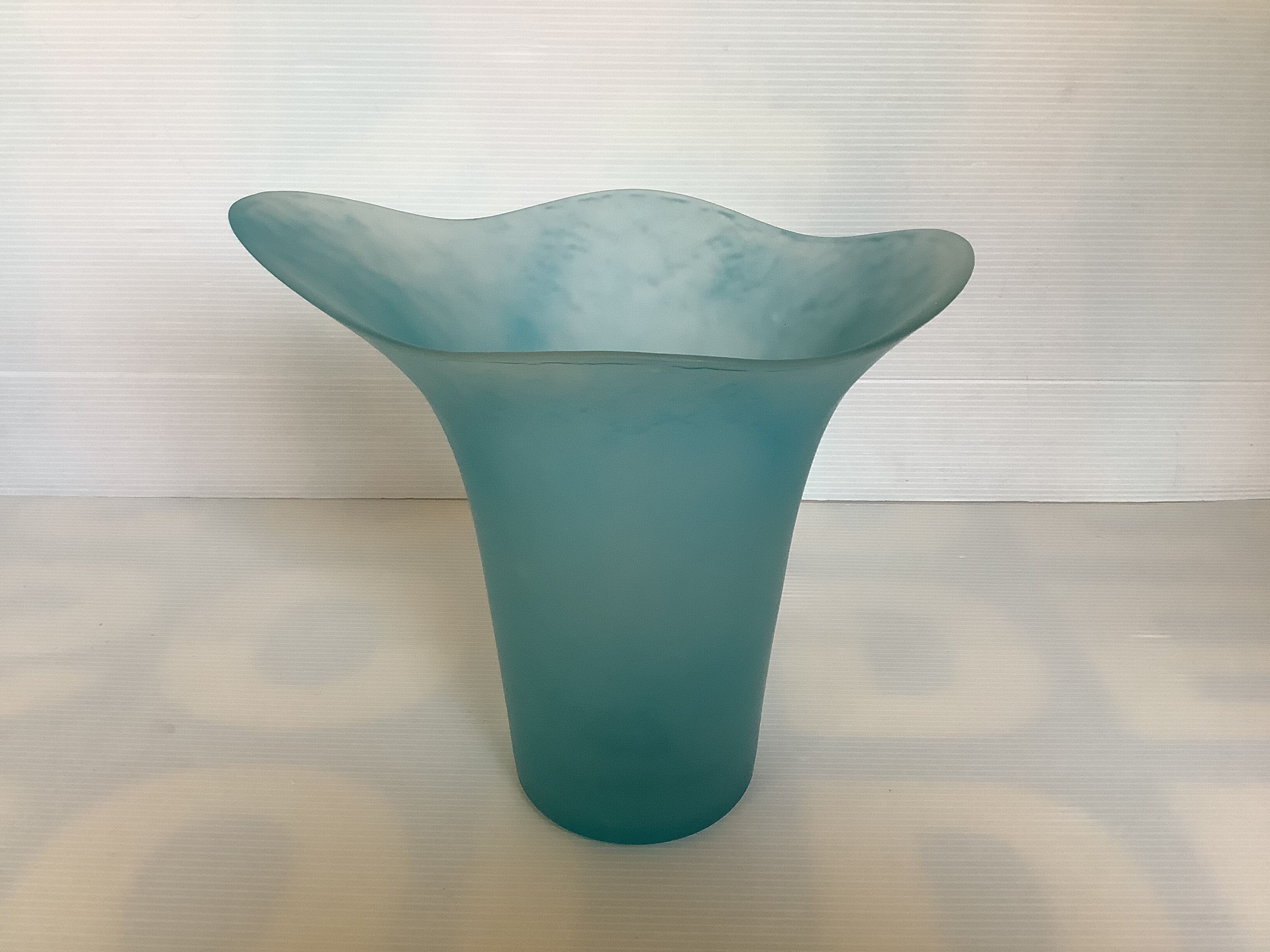 Vase corolla blue glass paste