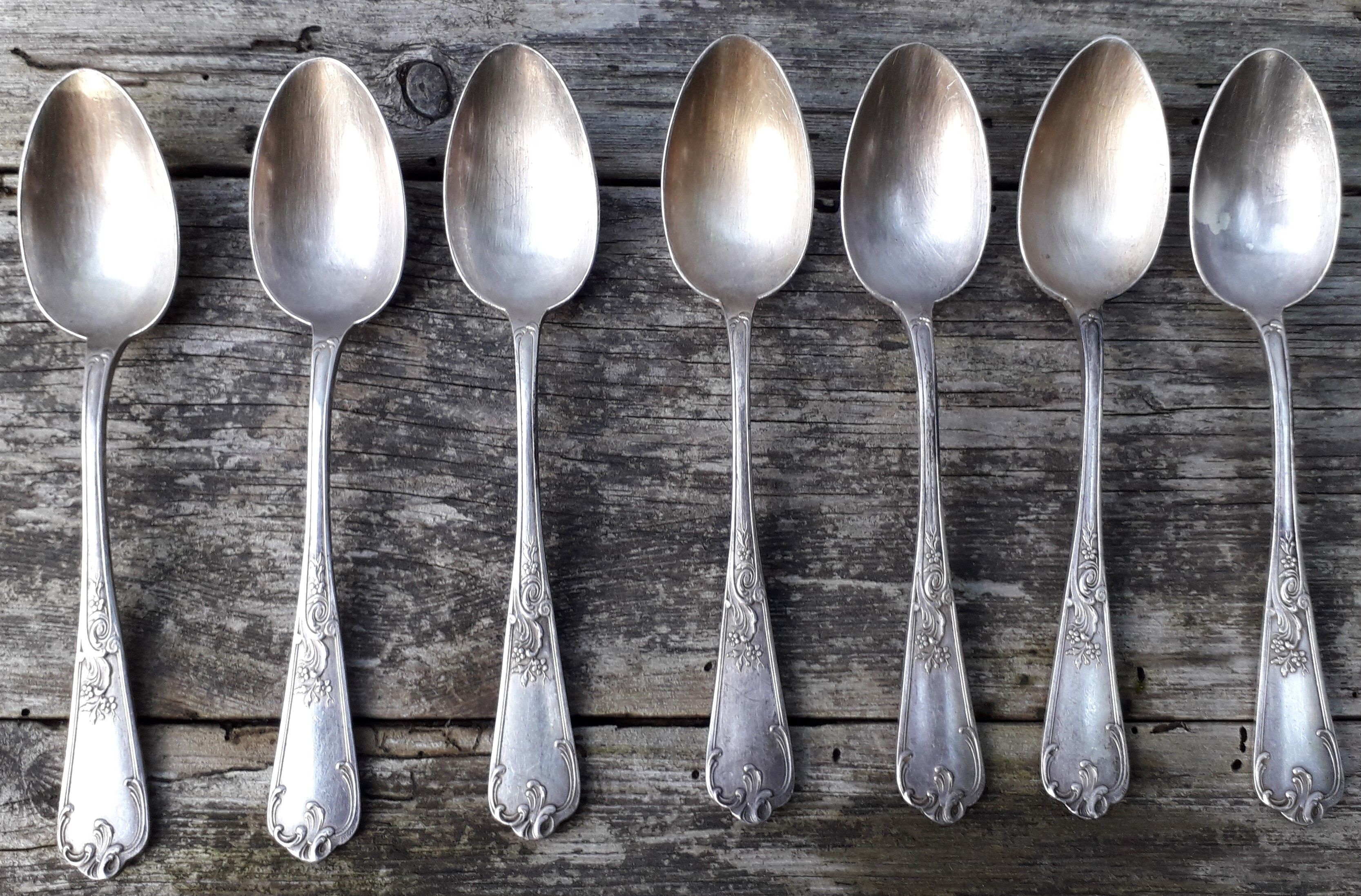Lot of 7 dessert spoons in silver plated metal