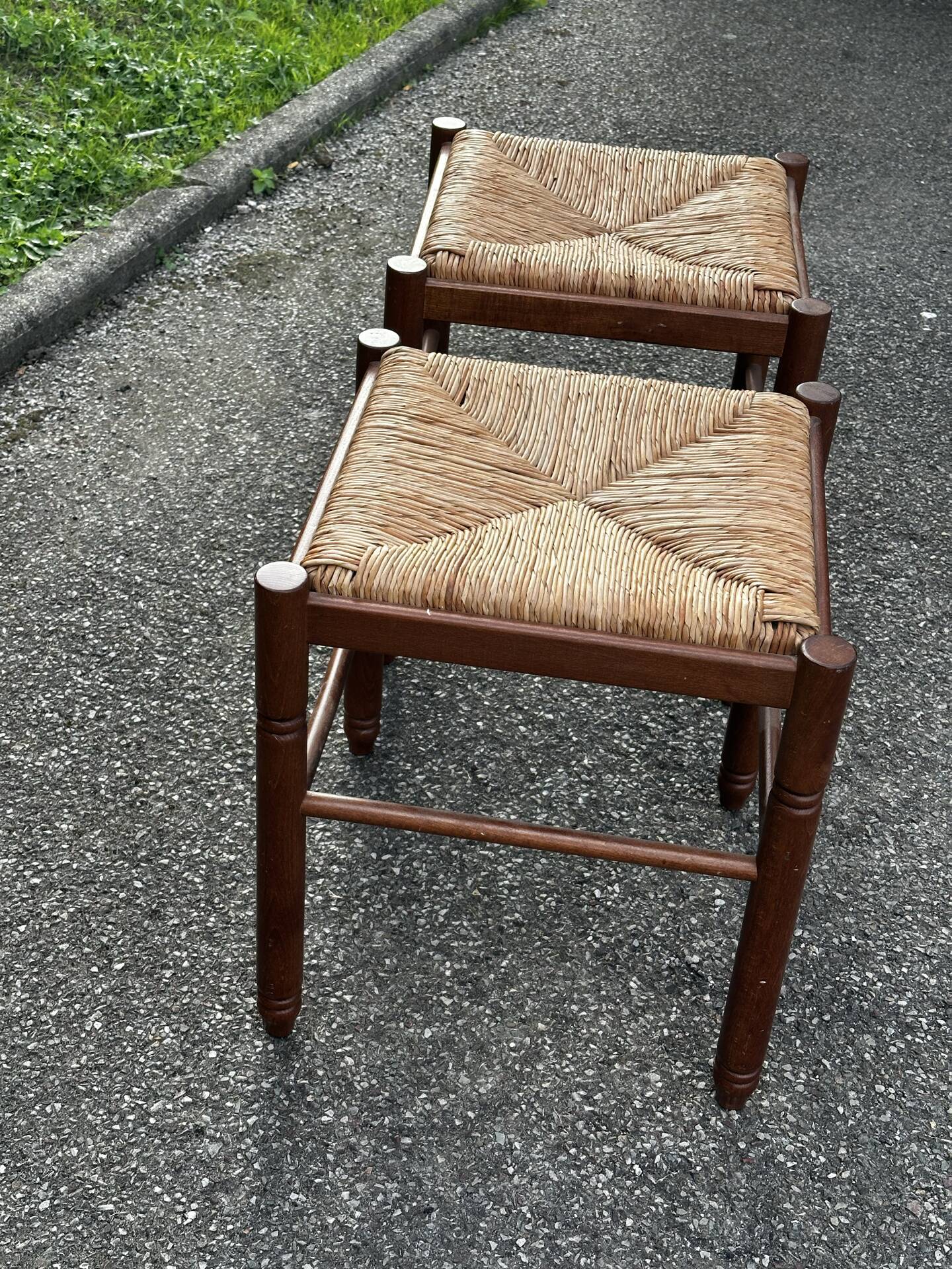 Paire de tabourets années 50 en bois et assise paillée