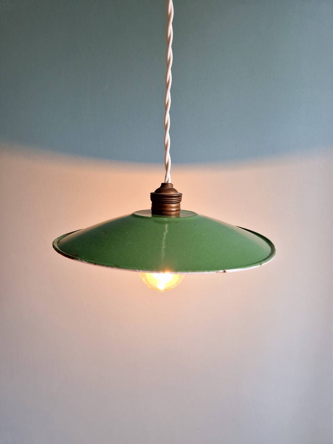 Industrial pendant light in green enamelled sheet metal, 1930s-40s