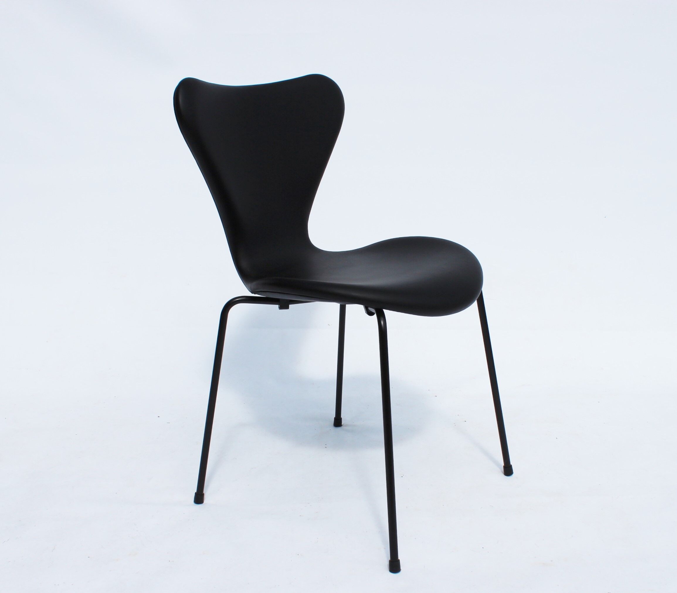 Ensemble de trois chaises séries Sept, modèle 3107, conçu par Arne Jacobsen