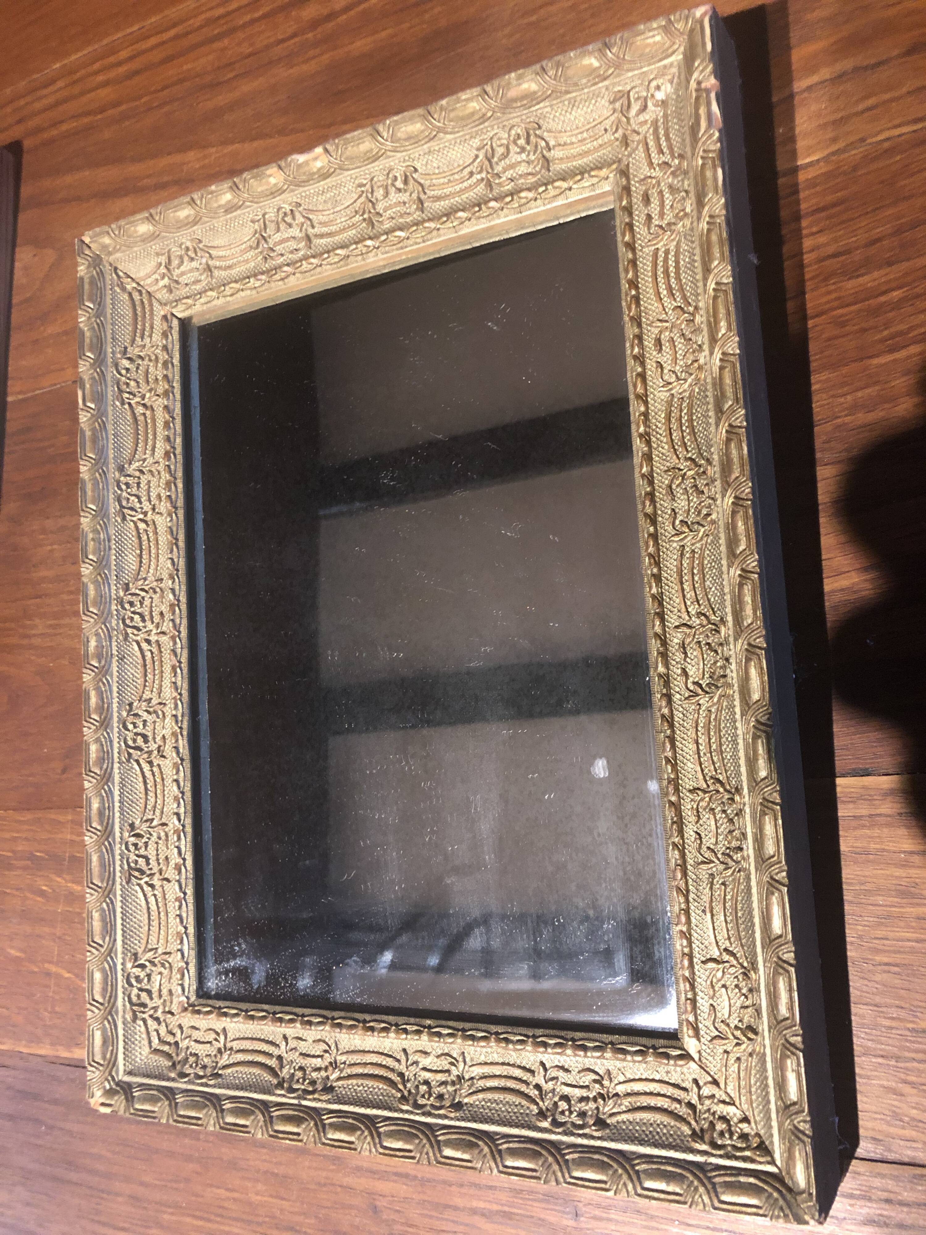 Small carved mirror 22x32cm