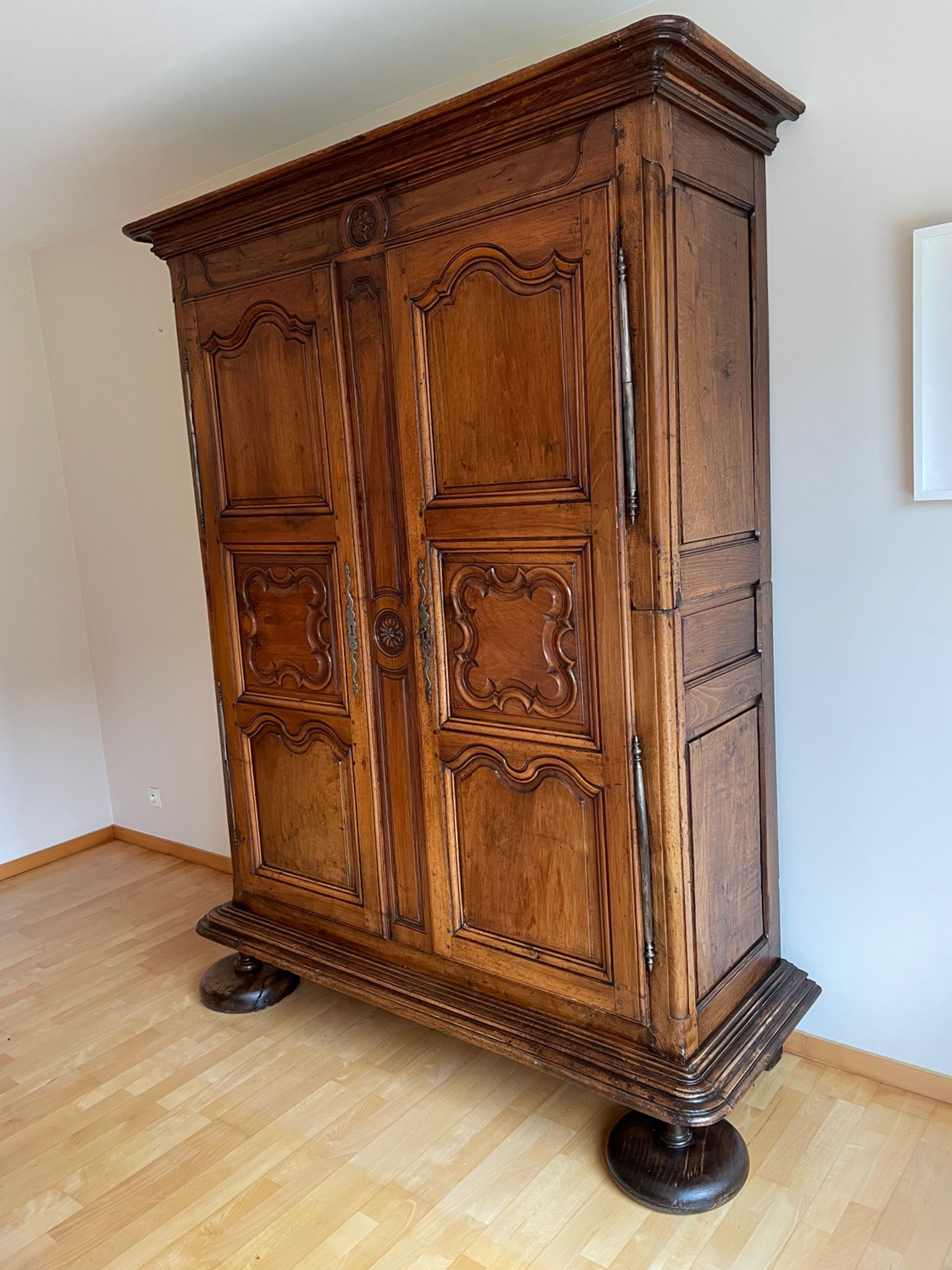 Eighteenth century castle cabinet in walnut Louis XIII style