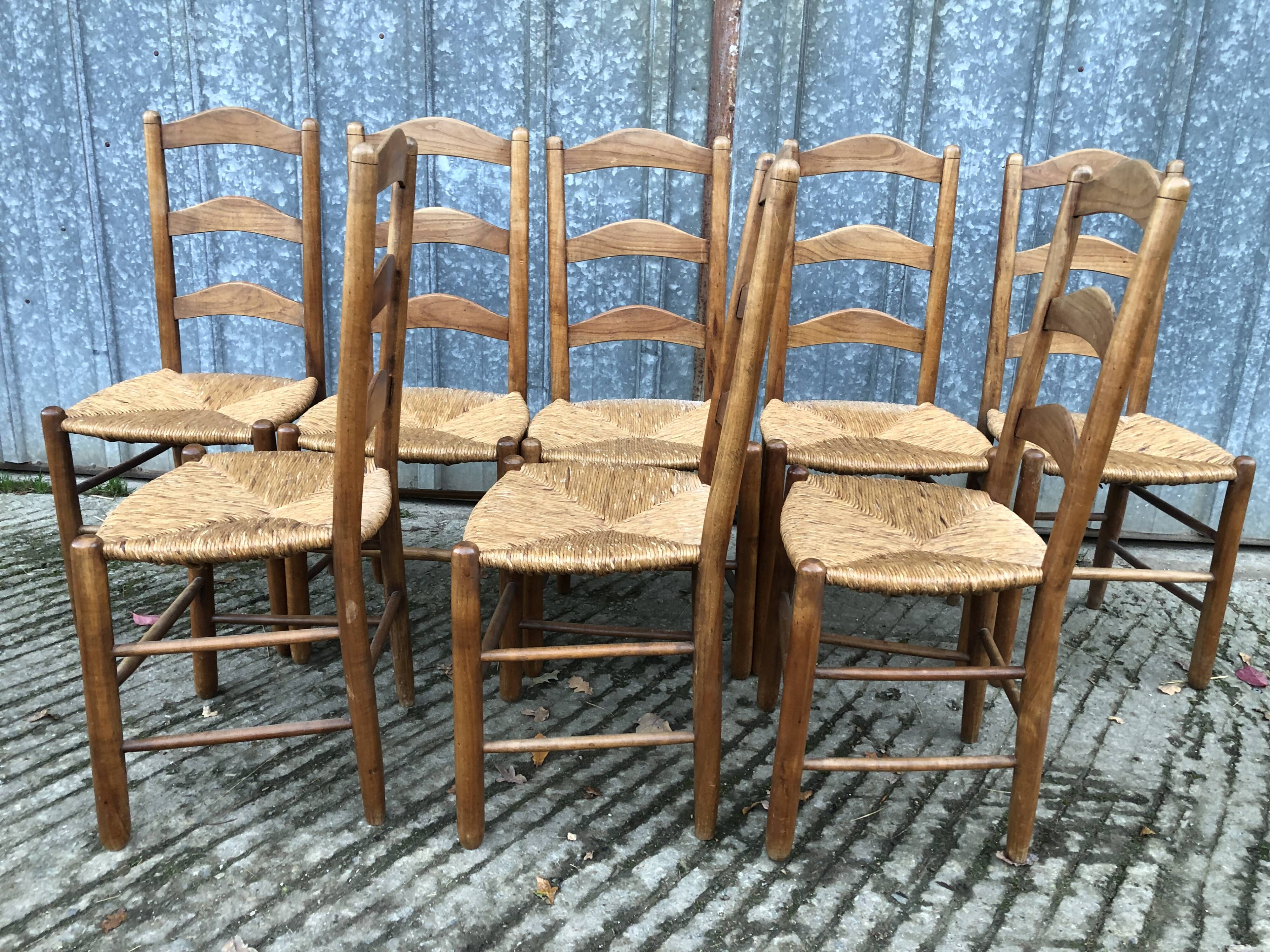 8 Chaises  anciennes vendéennes paillées en cerisier massif.