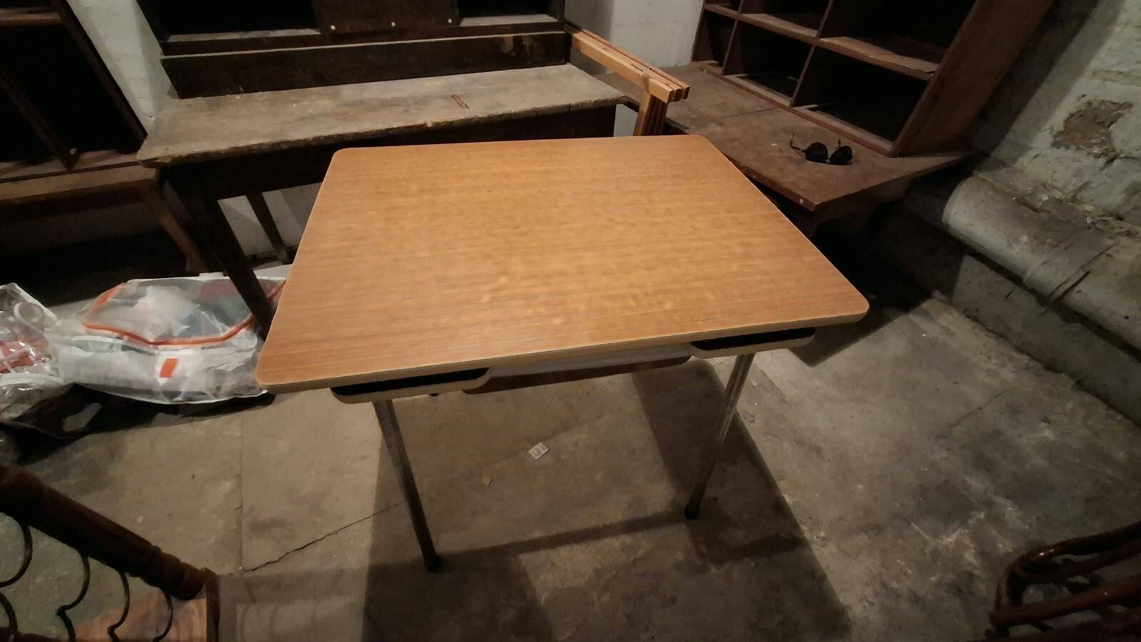 Table en formica marron