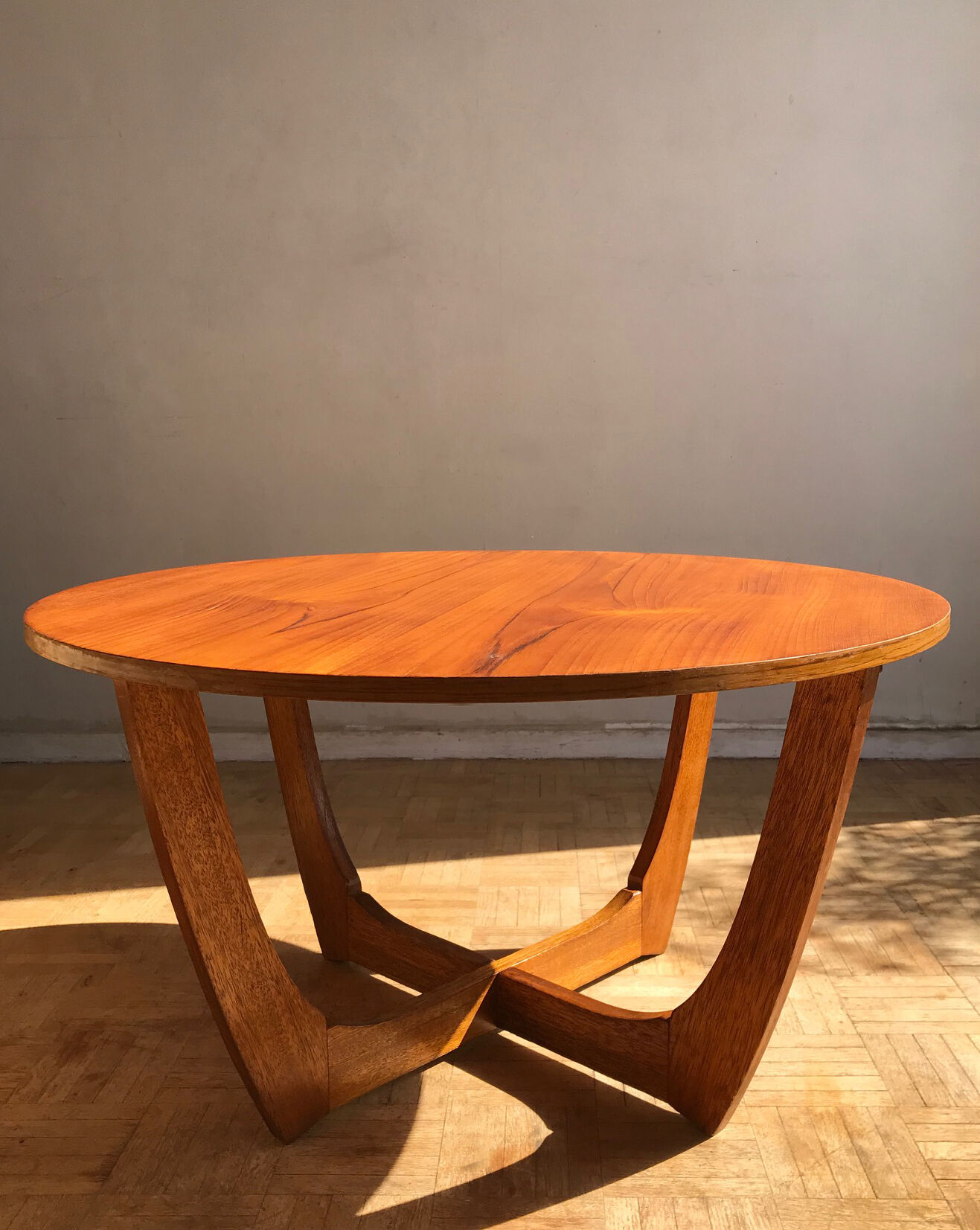 Table basse ronde en tek des années 1960