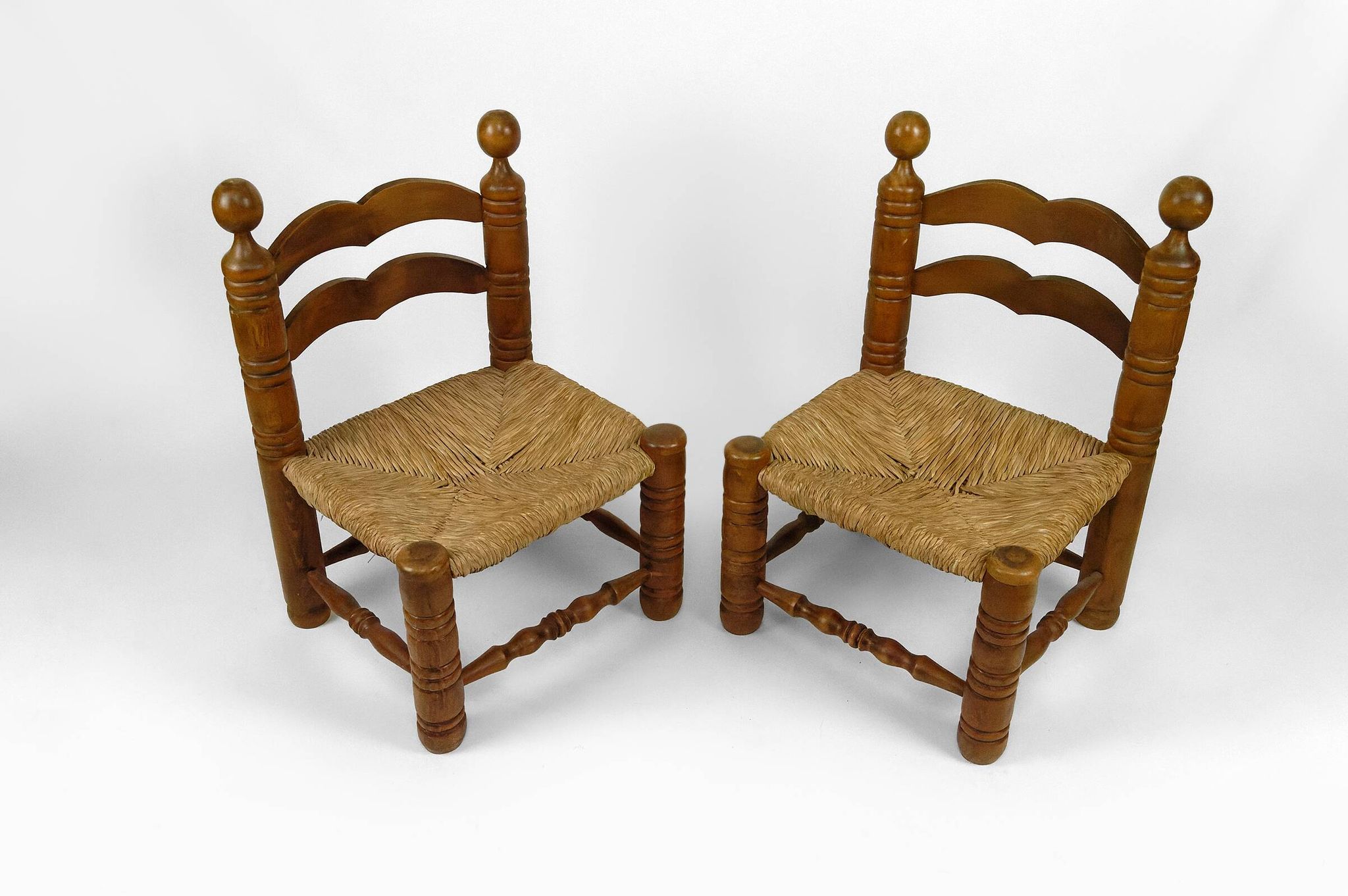 Paire de chaises basses paillées