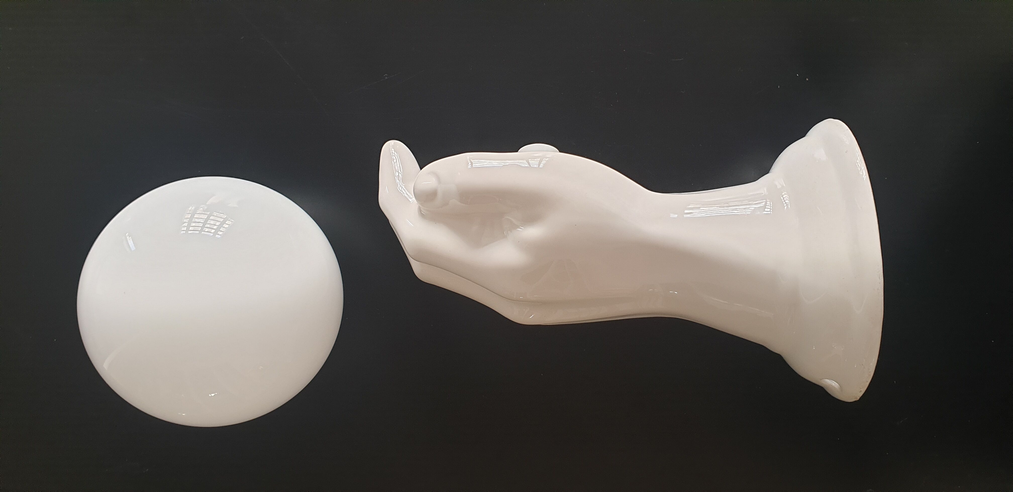 Hand-shaped ceramic and opaline globe, signed delfts wit