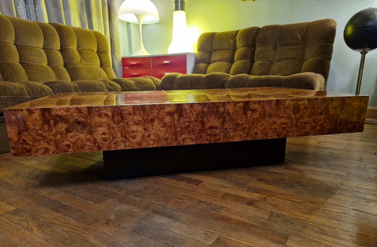 Italian design coffee table in burl wood by Roche Bobois, 1970s.