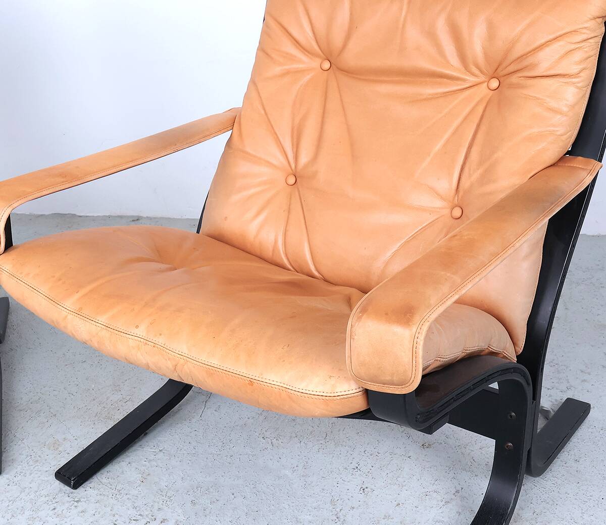 Ingmar Relling leather Siesta lounge chairs, Westnofa 1970s