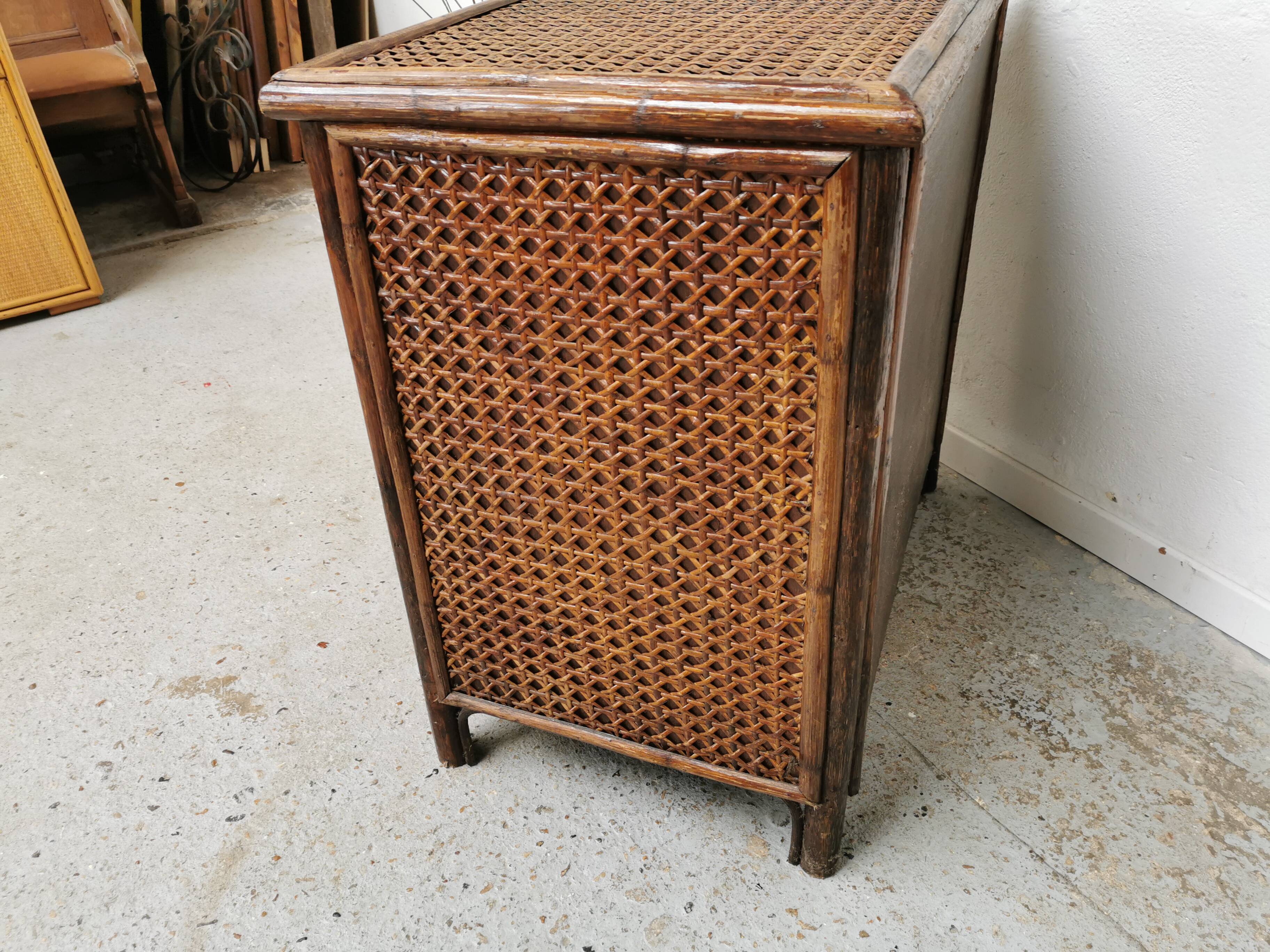 Commode vintage en rotin et cannage