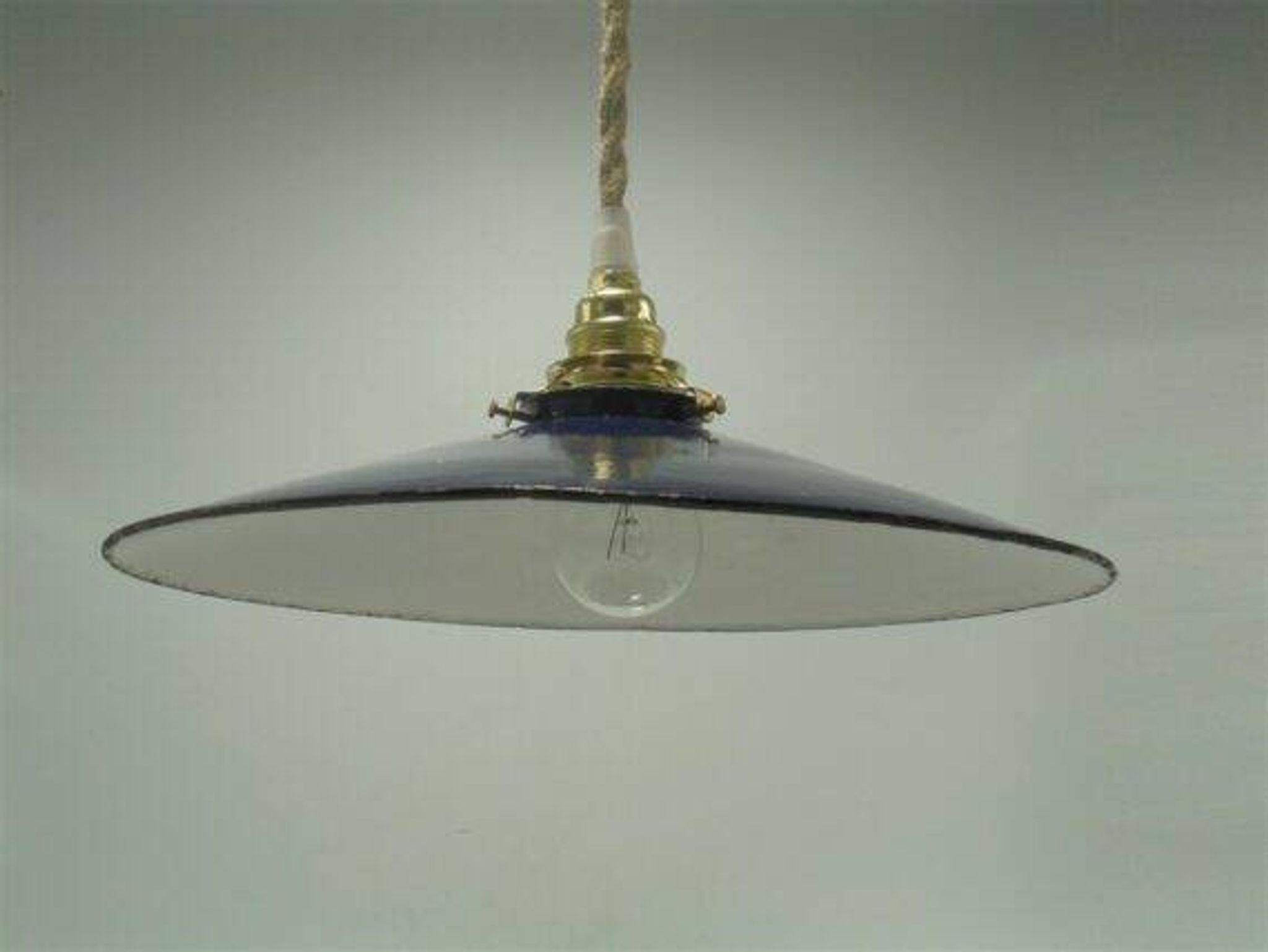 Suspension in blue enamelled sheet metal