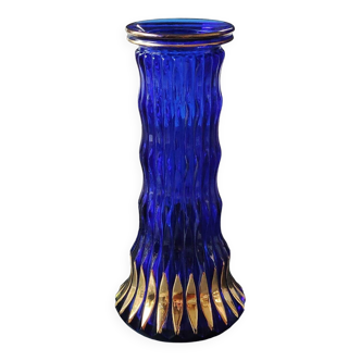 Vase Design Walther Glas, forme Graphique pointes flammées dorées. En verre d Art soufflé, bleu cobalt. Haut 25 cm
