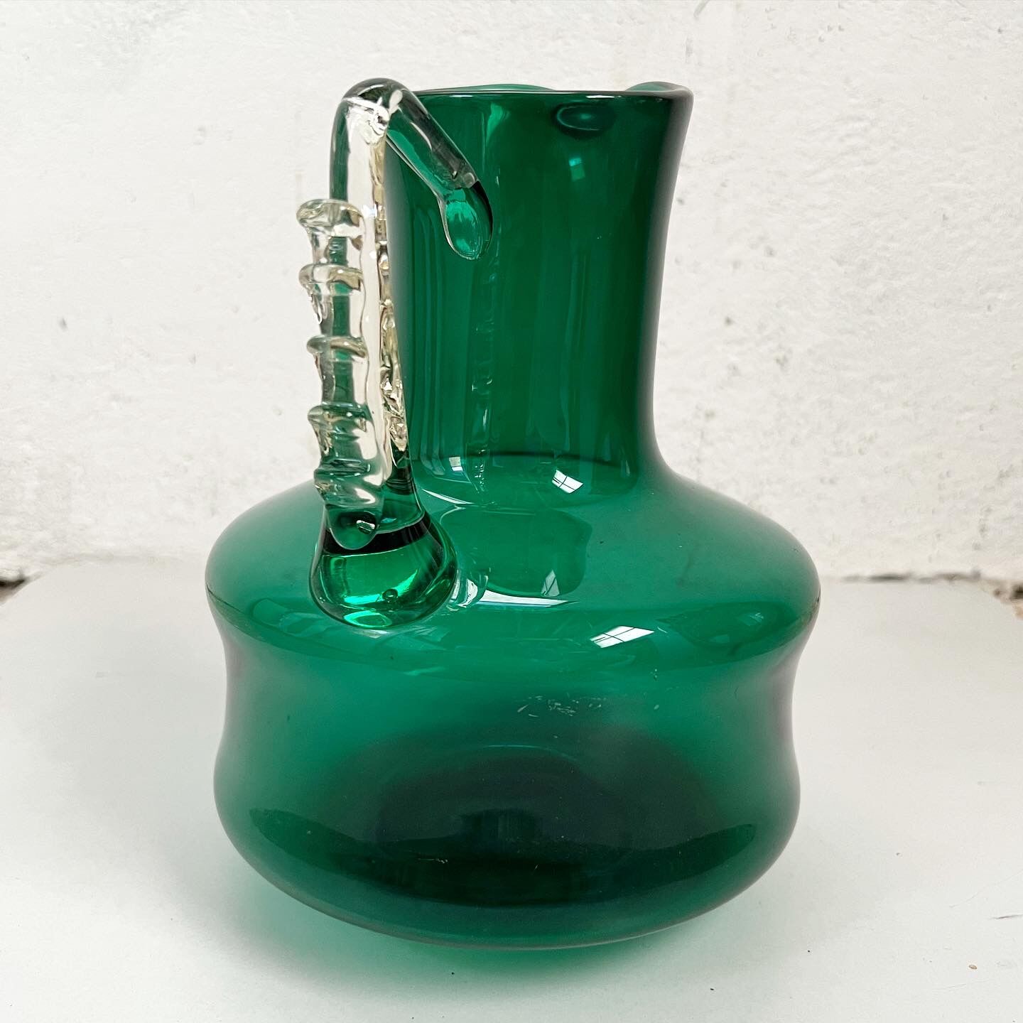 Pichet en verre soufflé vert vintage