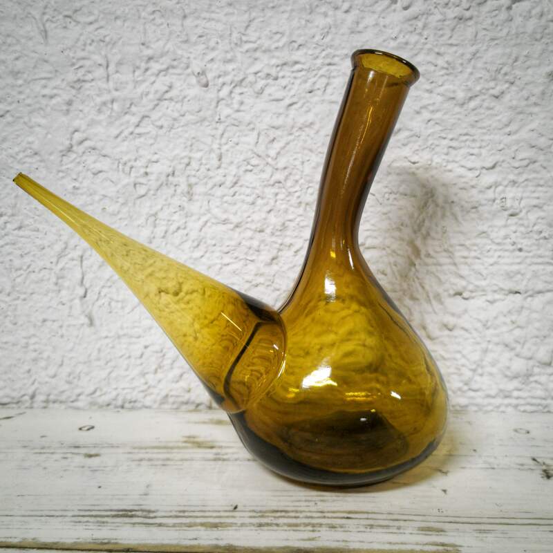 Catalan cues in amber glass