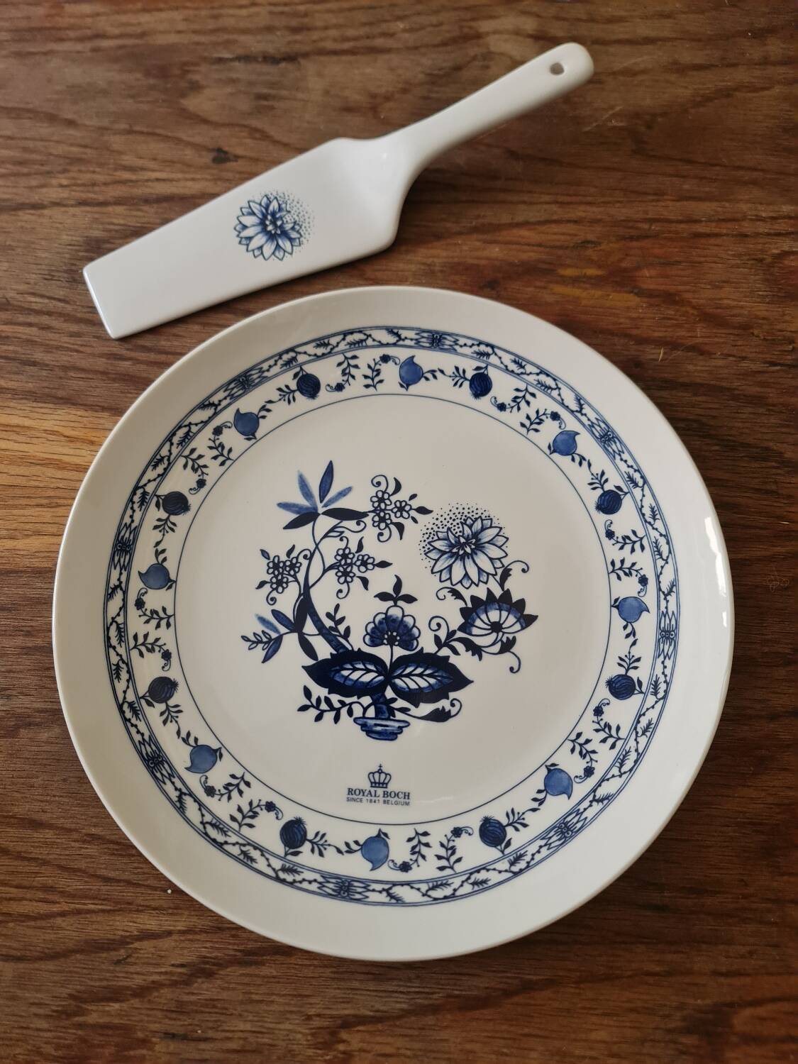 Serving dish with its shovel