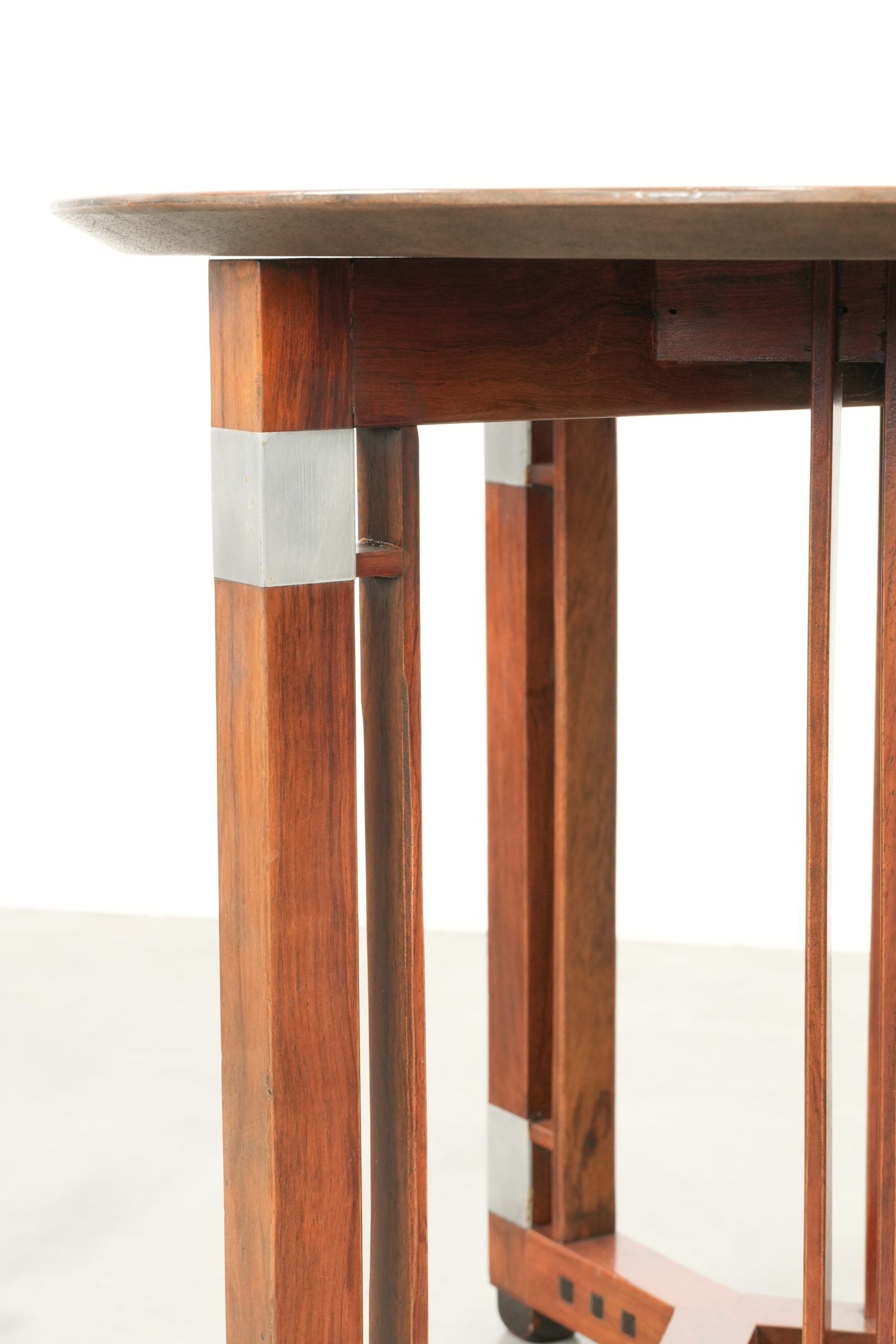 Table d'appoint/centre de design Art Déco, ronde et en bon état.