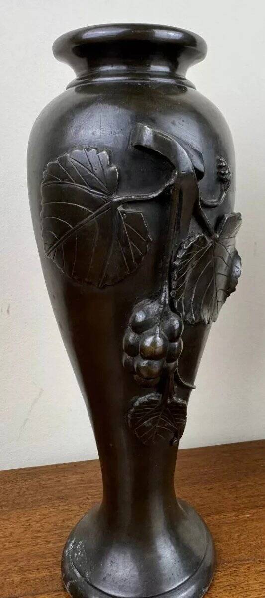 Paire de vases en bronze à patine noire