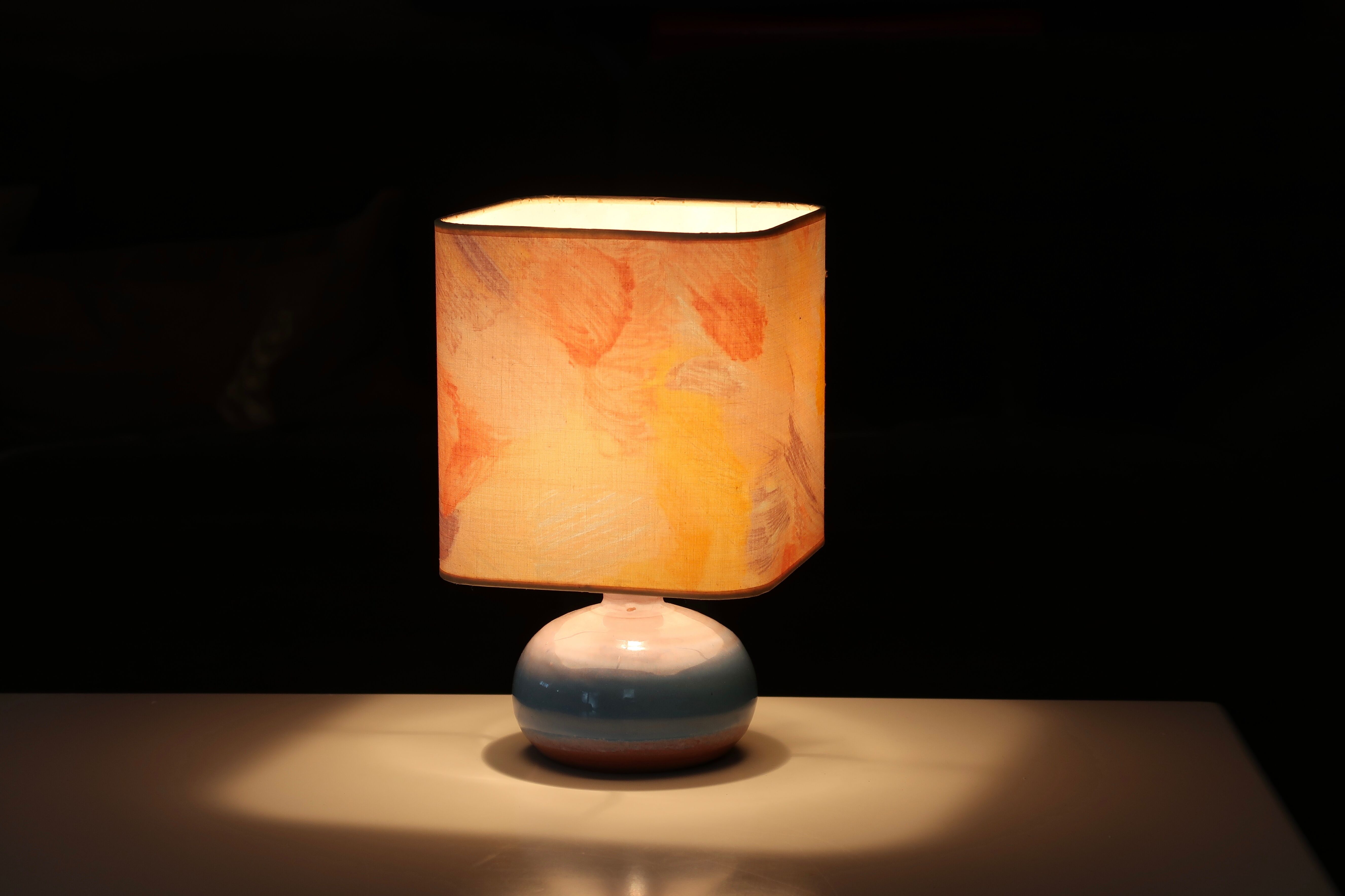 Lampe en céramique abat jour pastel, années 70