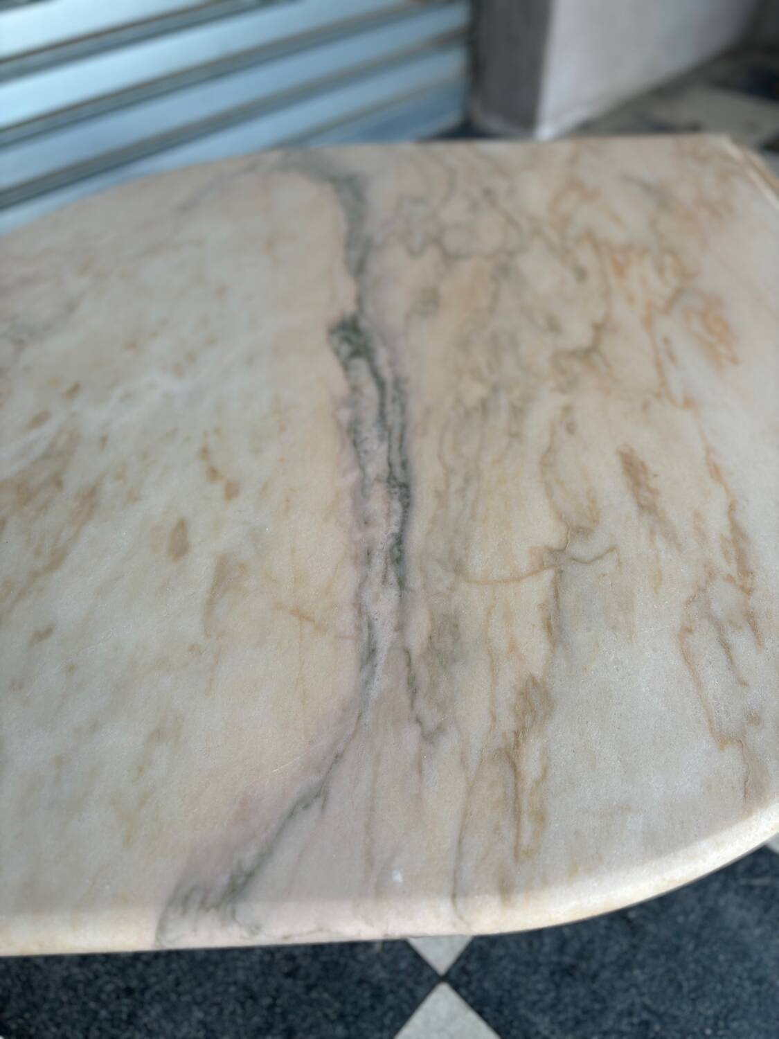 Table basse vintage en marbre rose