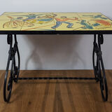 Table basse fer forgé plateau porcelaine peint d'une scène Provençale vintage 60s/70s