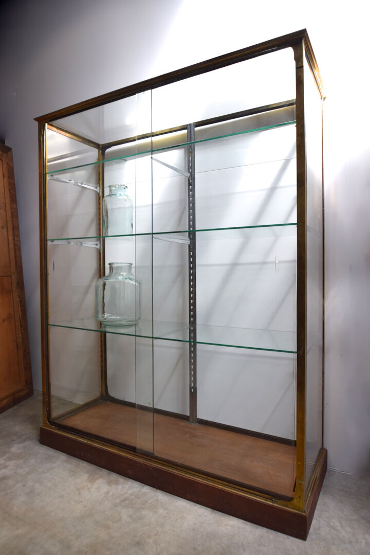 Display case 1900