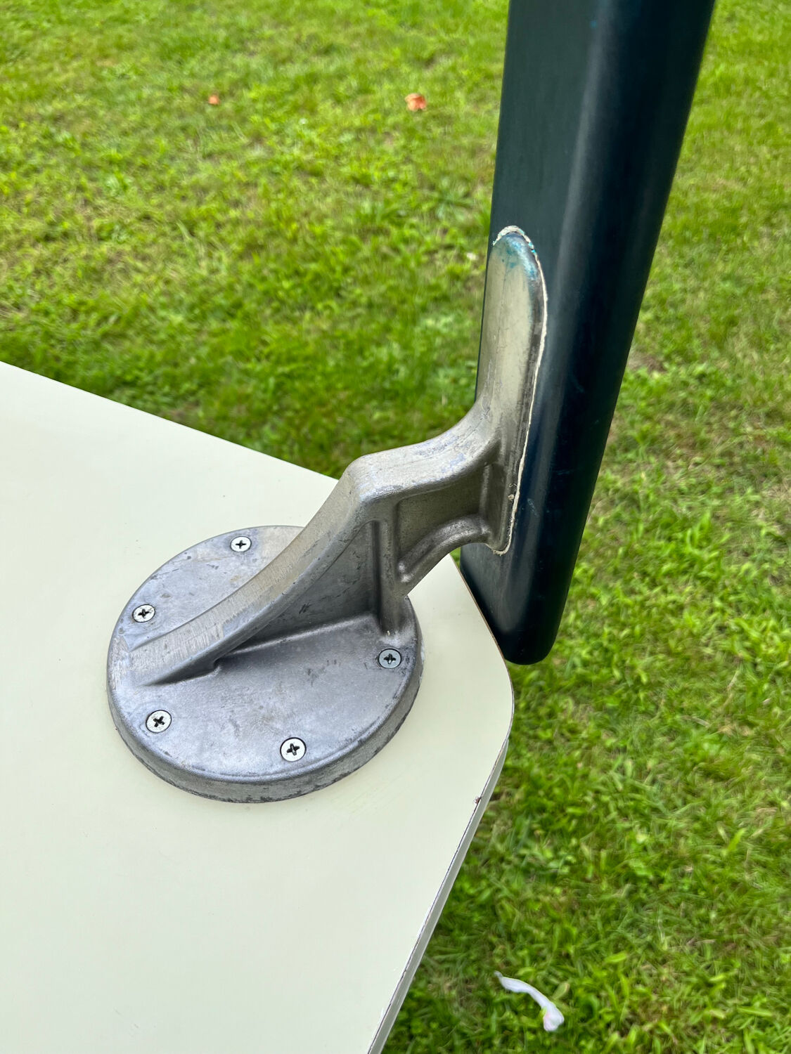 Bruno rey table for Kush and co