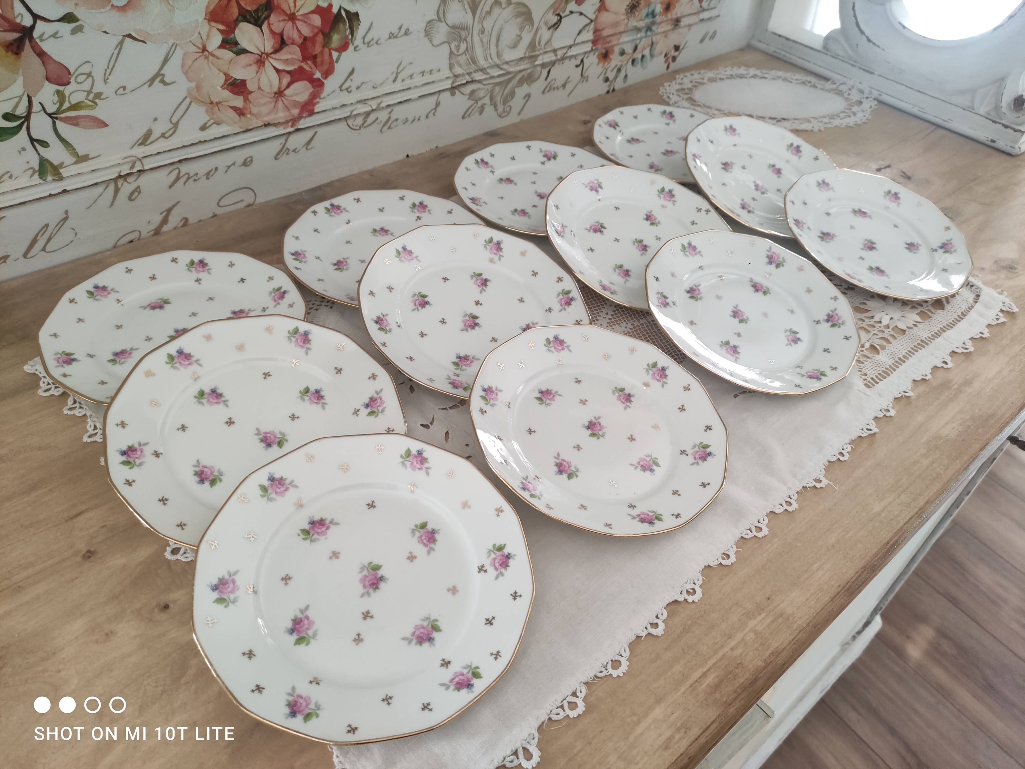 Lot de 12 assiettes à dessert en porcelaine Lourioux Foëcy France décor floral et doré