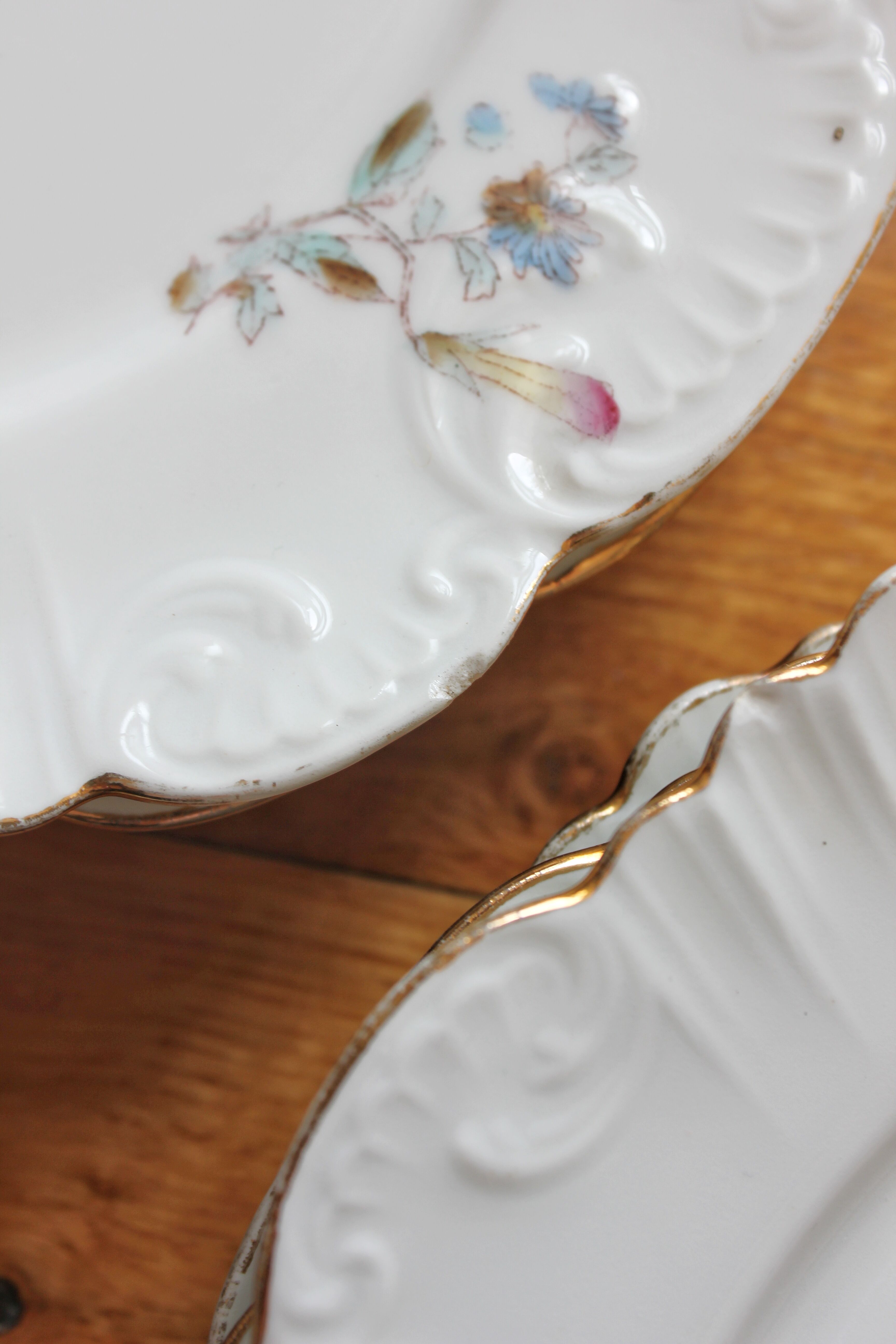 12 assiettes à dessert en porcelaine ancienne décor polychrome floral début XXe