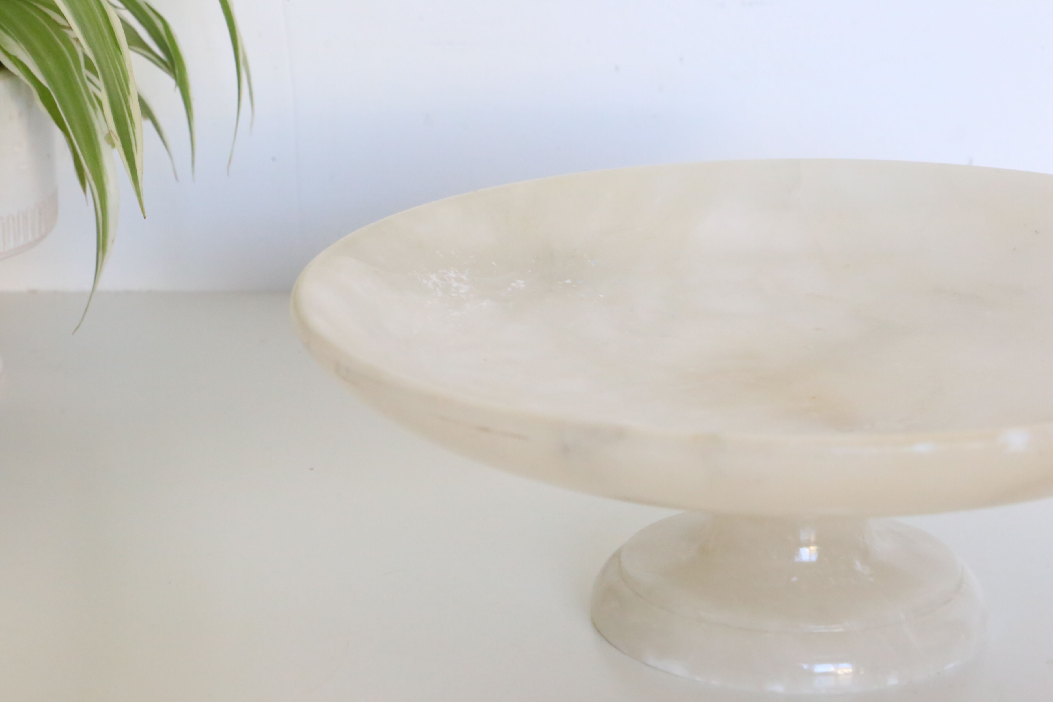 Compotier, flat on alabaster pedestal, 1960