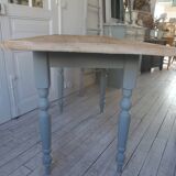 Table de ferme vintage piètement et ceinture réenchantés en vert de gris, plateau bois.