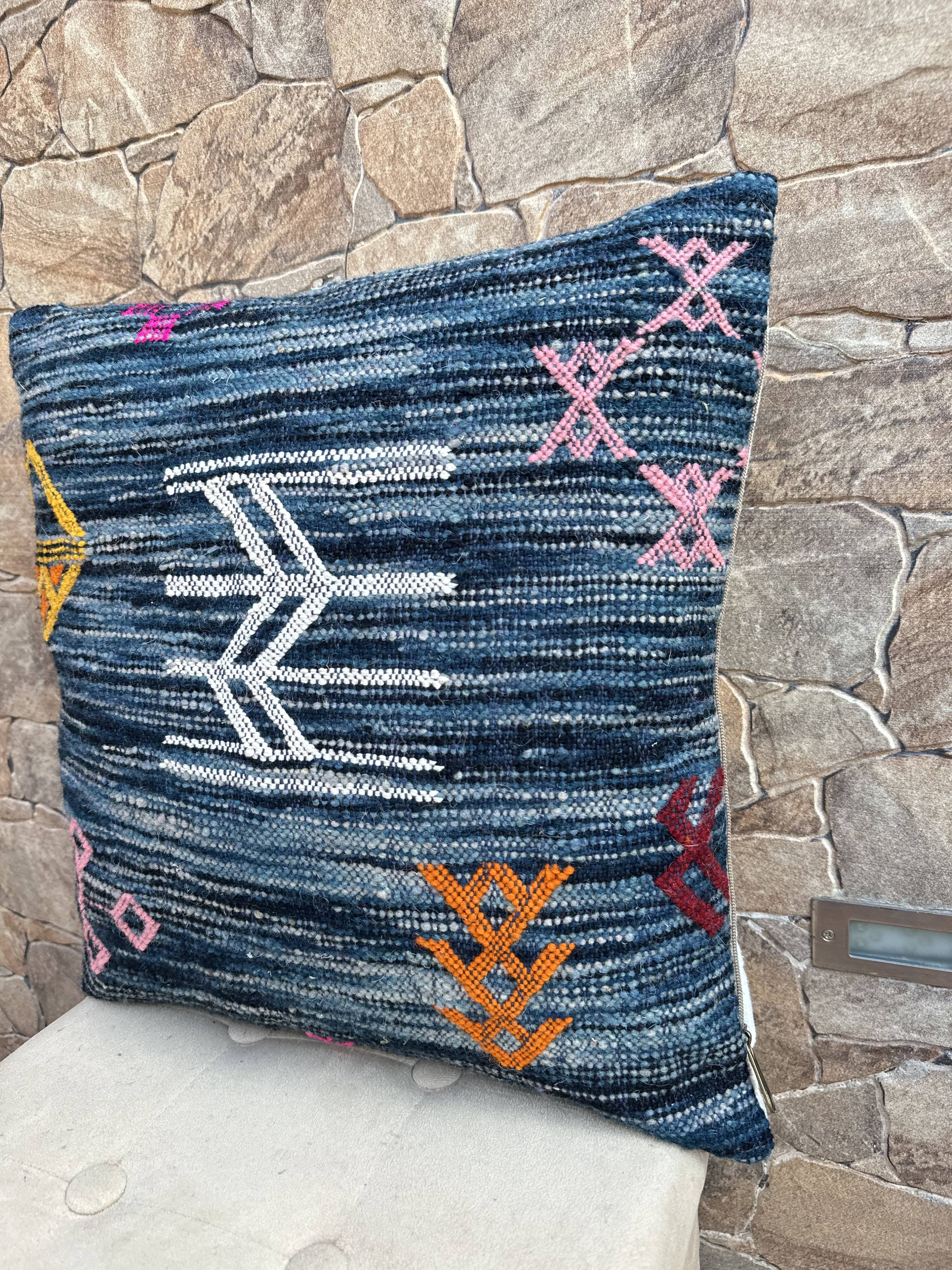 Moroccan Kilim cushion cover: Handmade wool cushion.